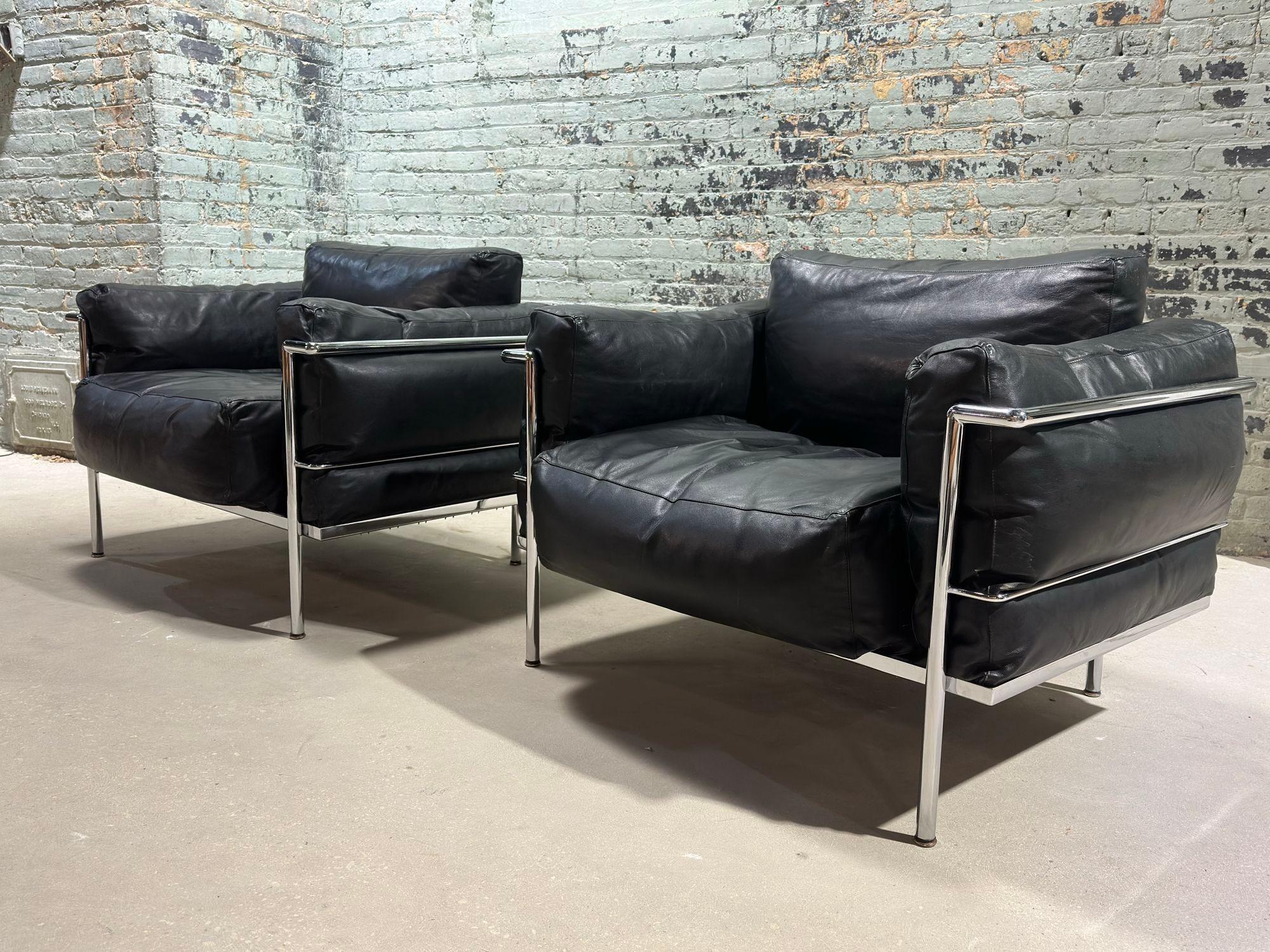 Paire de chaises à accoudoir LC3 Grand Modele Style Le Corbusier, 1980. Cuir original extrêmement souple et acier chromé.