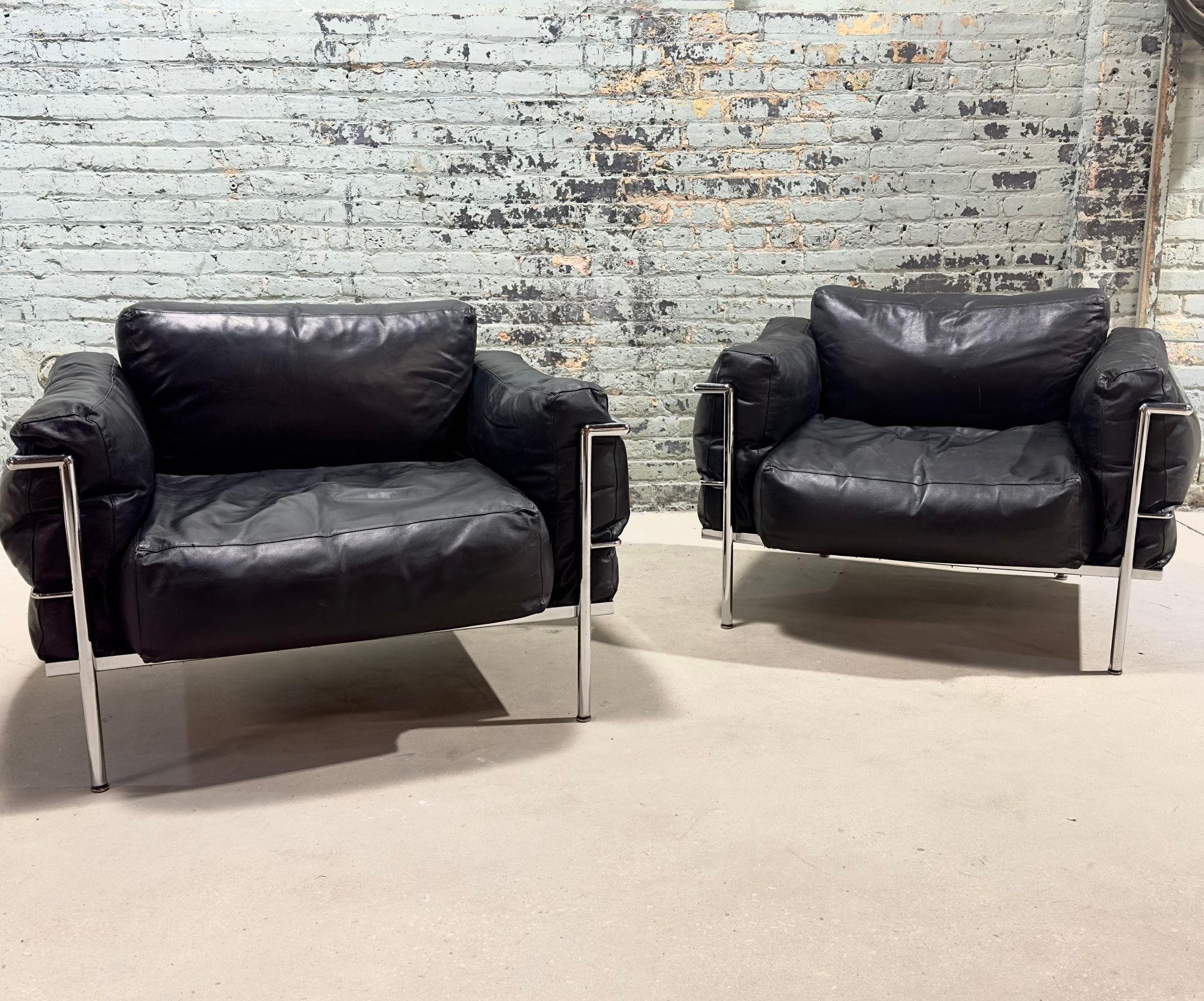 Postmoderne Paire de fauteuils de salon Grand Modèle LC3 dans le style de Le Corbusier, 1980 en vente