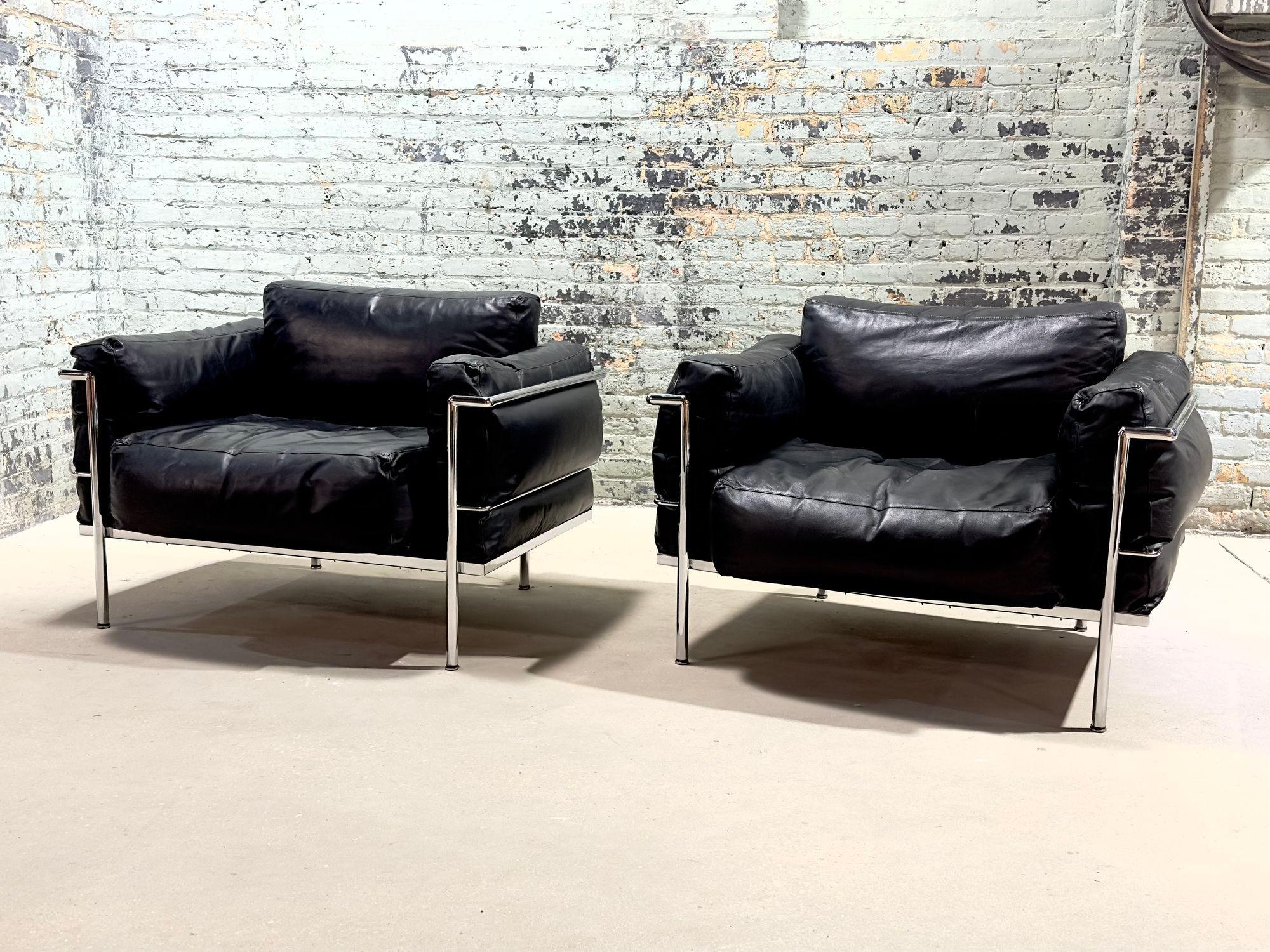 italien Paire de fauteuils de salon Grand Modèle LC3 dans le style de Le Corbusier, 1980 en vente