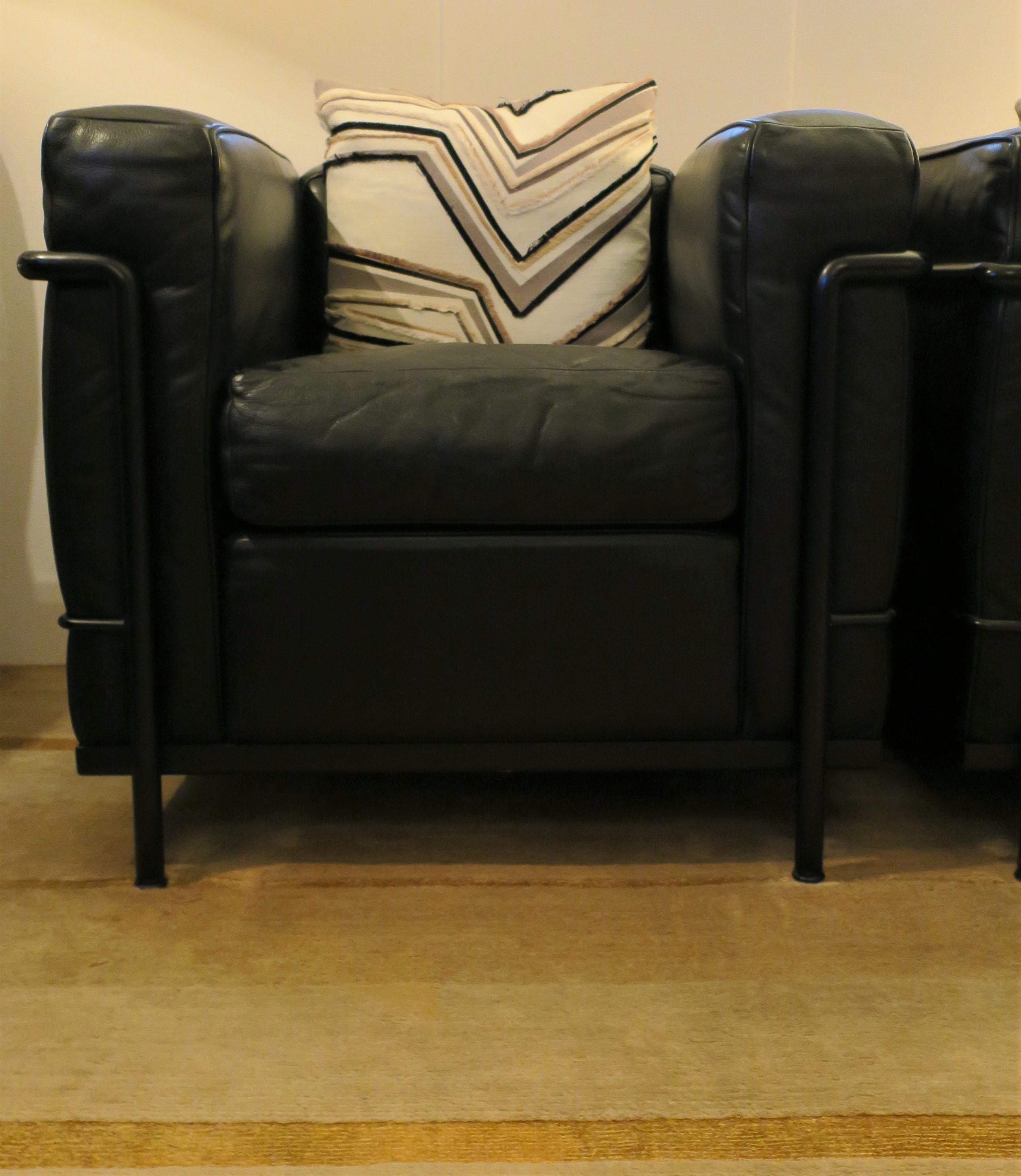 Paar Le Corbusier LC2 Stühle aus schwarzem Leder von Cassina 3