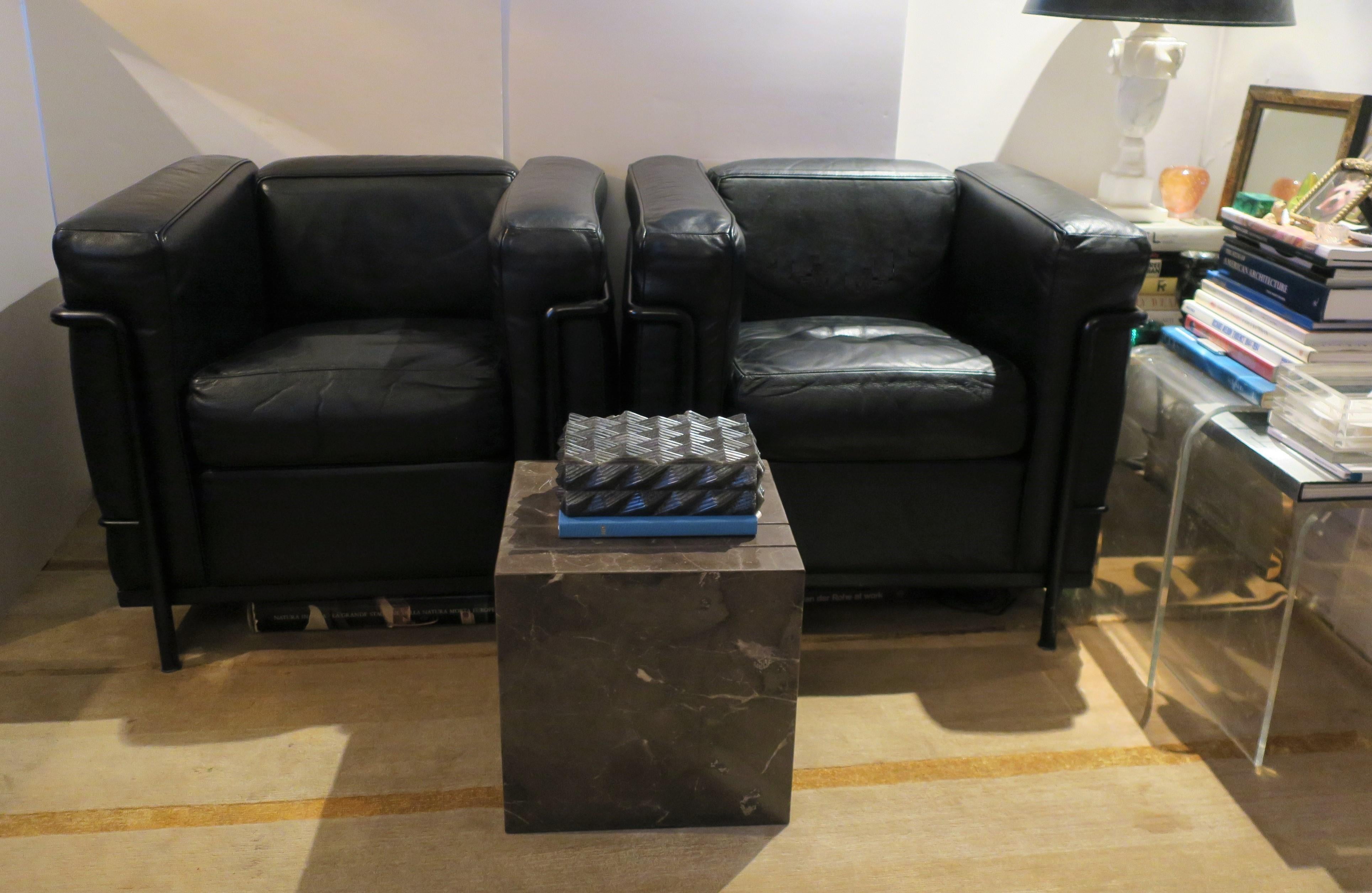 Paar Le Corbusier LC2 Stühle aus schwarzem Leder von Cassina (Pulverbeschichtet)