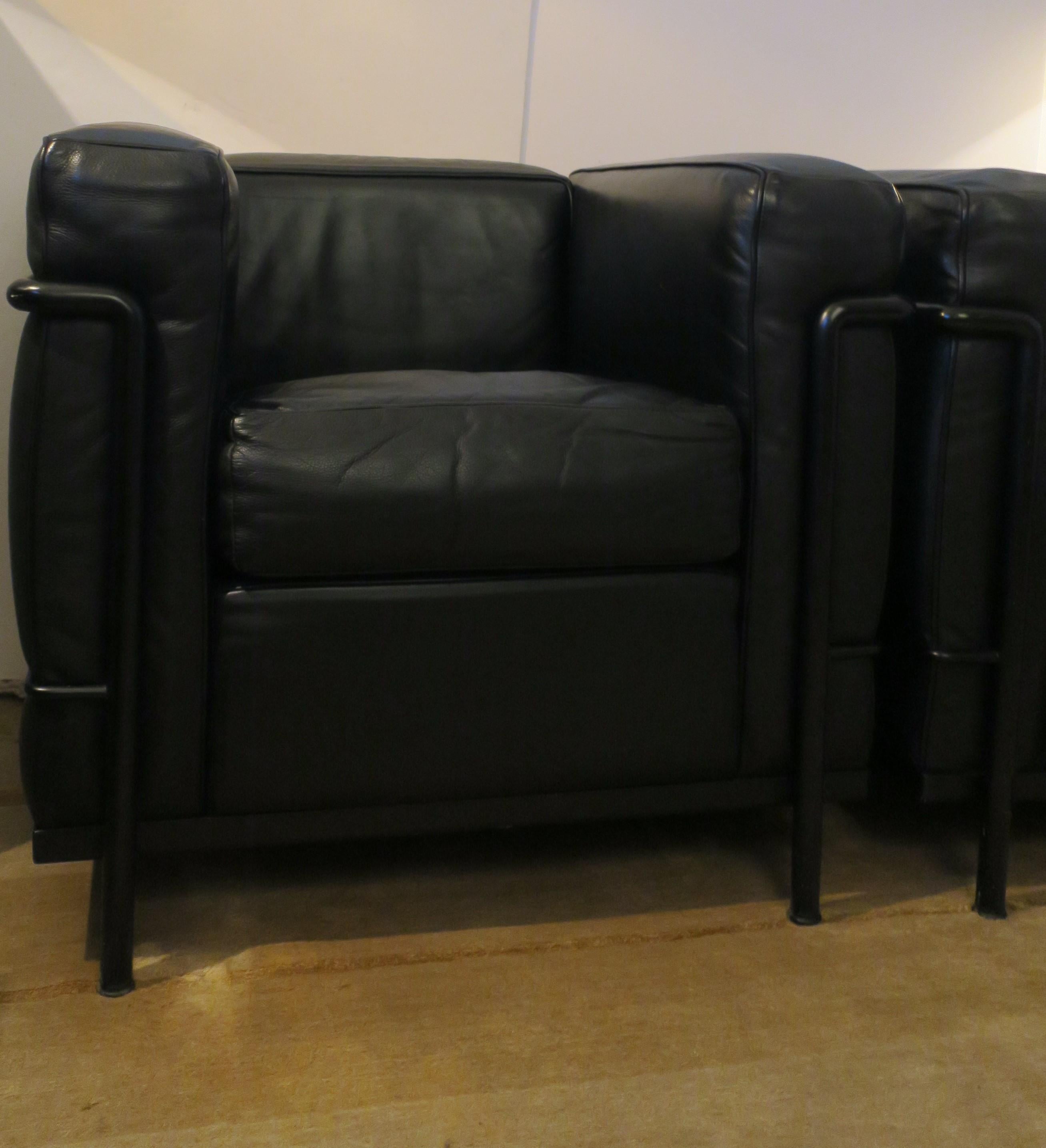 Pair Le Corbusier LC2 Black Leather Chairs by Cassina In Good Condition In New York, NY