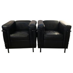 Paire de chaises Le Corbusier LC2 en cuir noir par Cassina