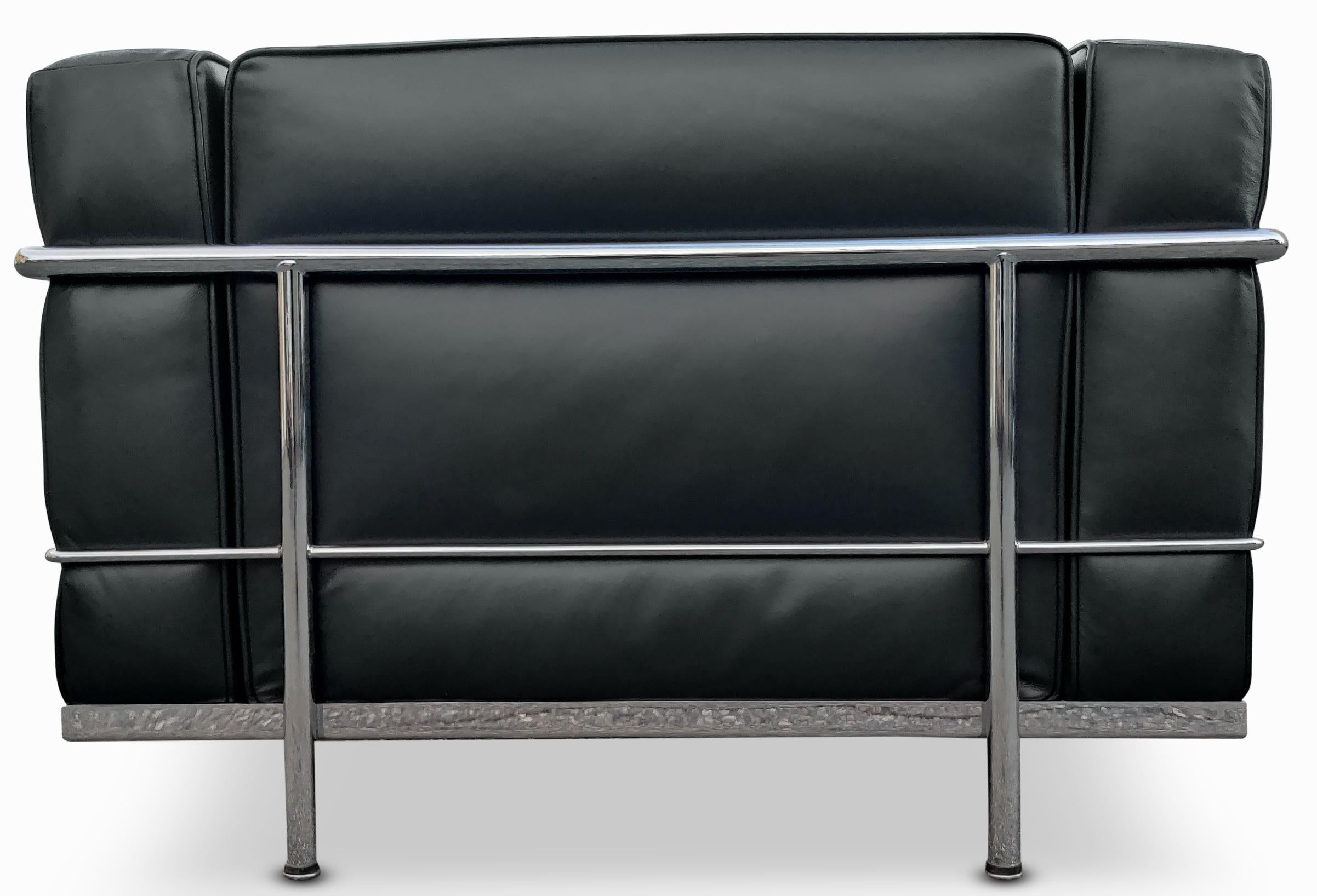 Paire de fauteuils de salon Le Corbusier LC8 Grand Confort en cuir noir et acier chromé 1