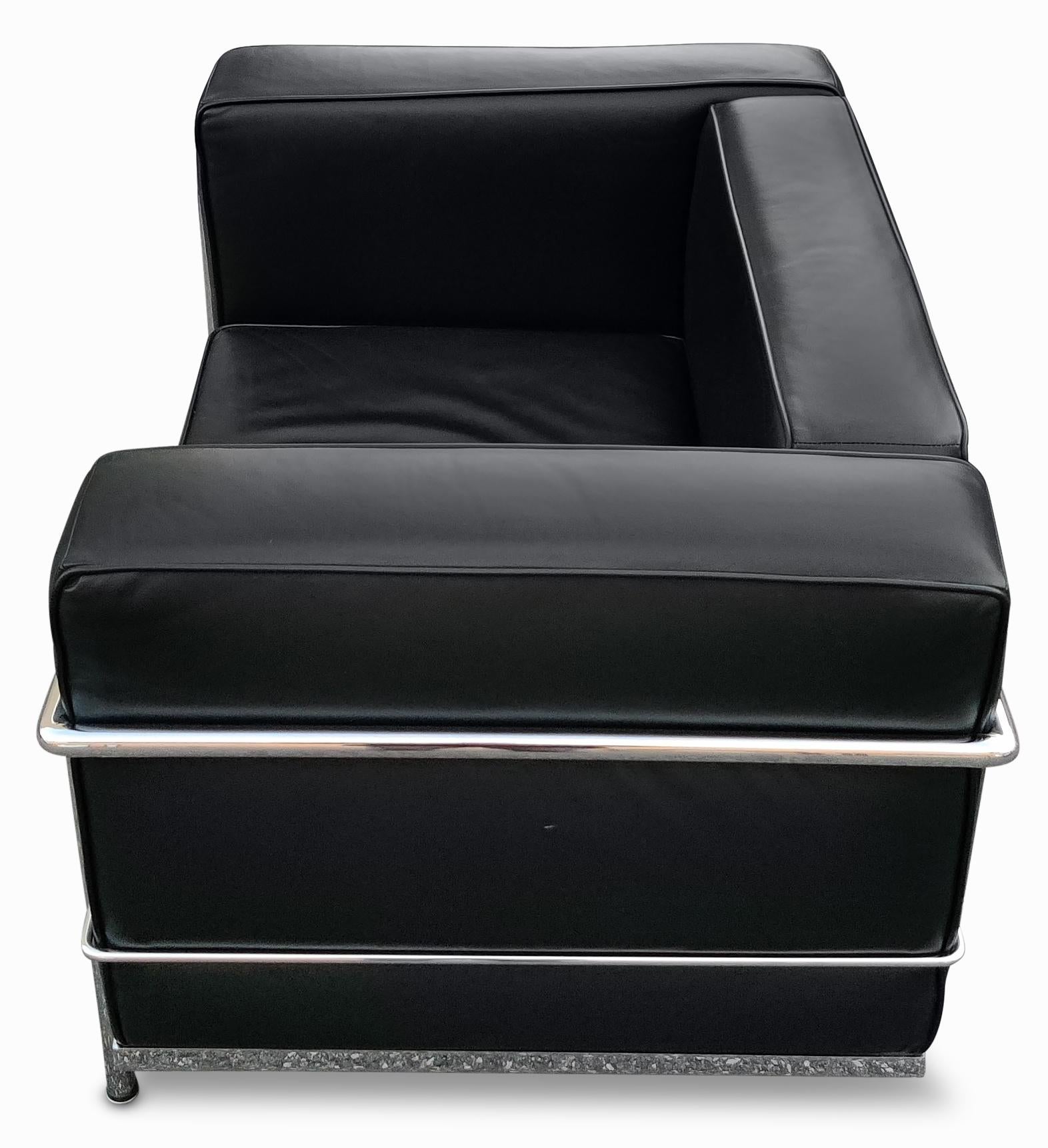 Italian Pair Le Corbusier LC8 Grand Confort Lounge Chairs Black Leather Chromed Steel