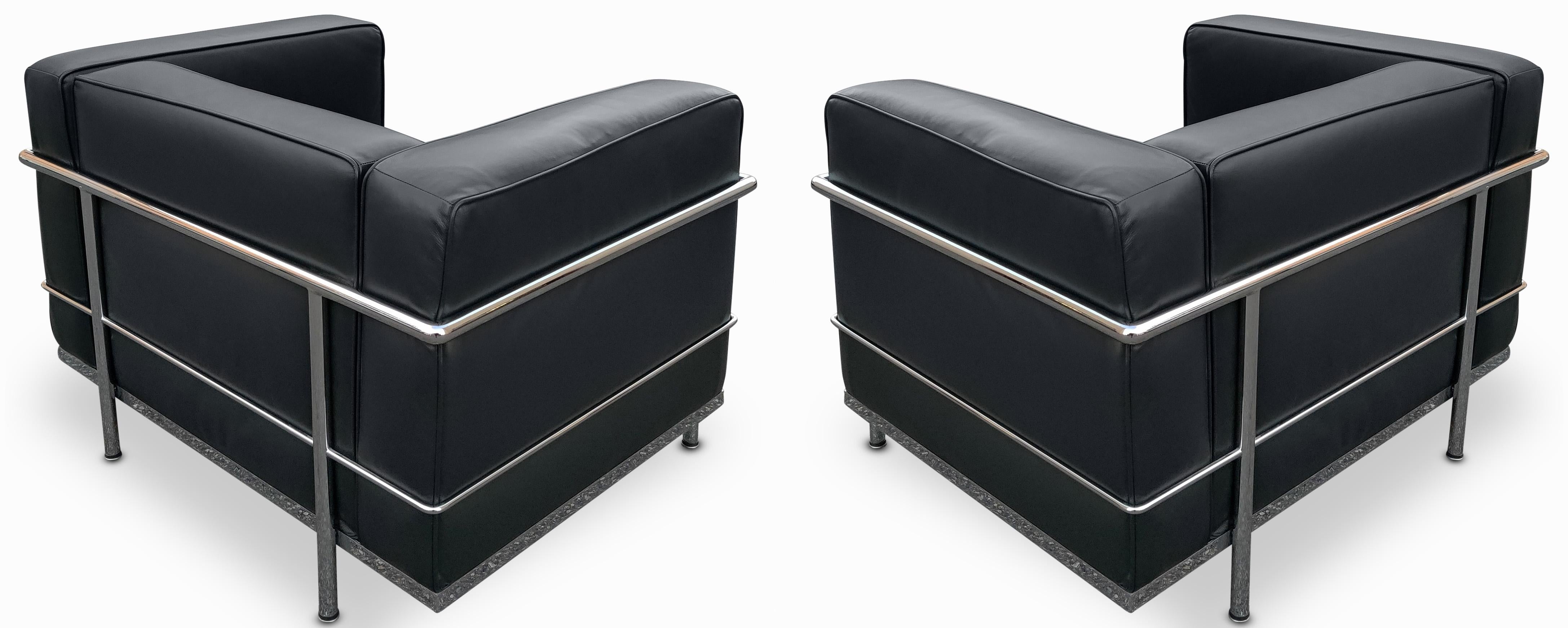 Contemporary Pair Le Corbusier LC8 Grand Confort Lounge Chairs Black Leather Chromed Steel