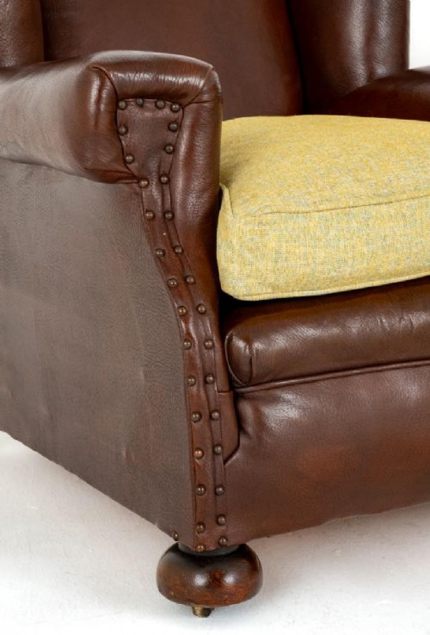 Paire de fauteuils club en cuir de style victorien.
Circa 1900
Ces fauteuils club en cuir sont dotés d'un dossier en forme d'aile traditionnel et de larges accoudoirs.
Les chaises reposent sur des pieds tournés en forme de chignon.
Chaque chaise