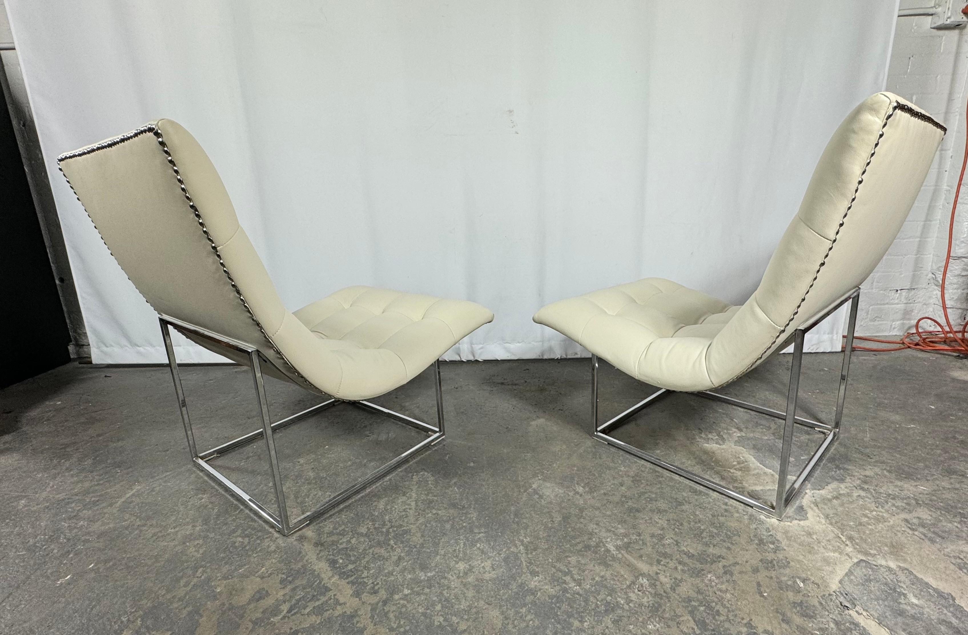 Superbe paire de chaises Lounge Scoop de Milo Baughman / Thayer,, Professionnellement retapissées dans un cuir blanc doux comme du beurre, Cadres chromés d'origine, Très élégantes et extrêmement confortables. Livraison en main propre possible à New