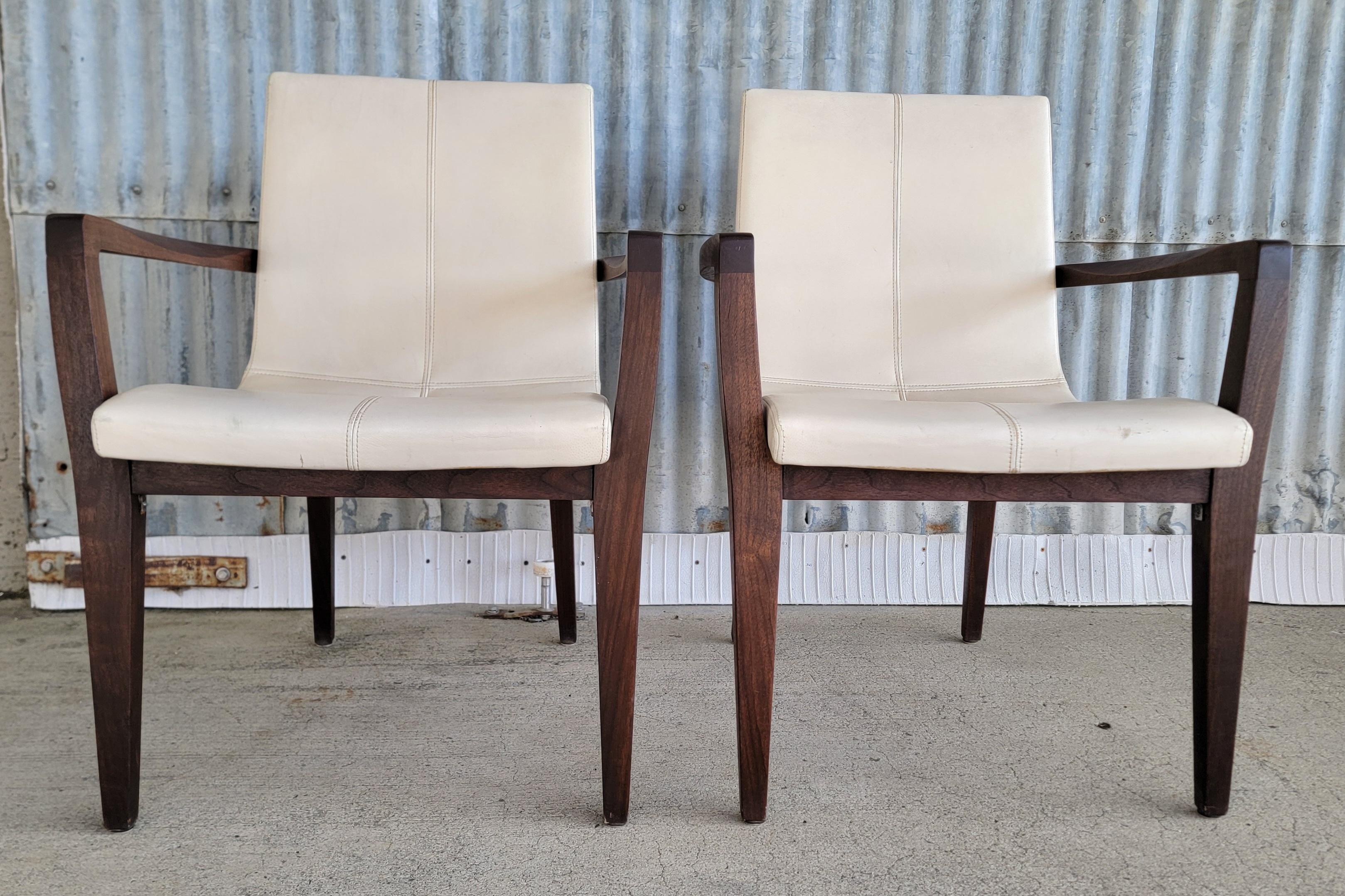Paar Siren-Sessel mit Rundhalsausschnitt aus Leder von Holly Hunt (amerikanisch) im Angebot