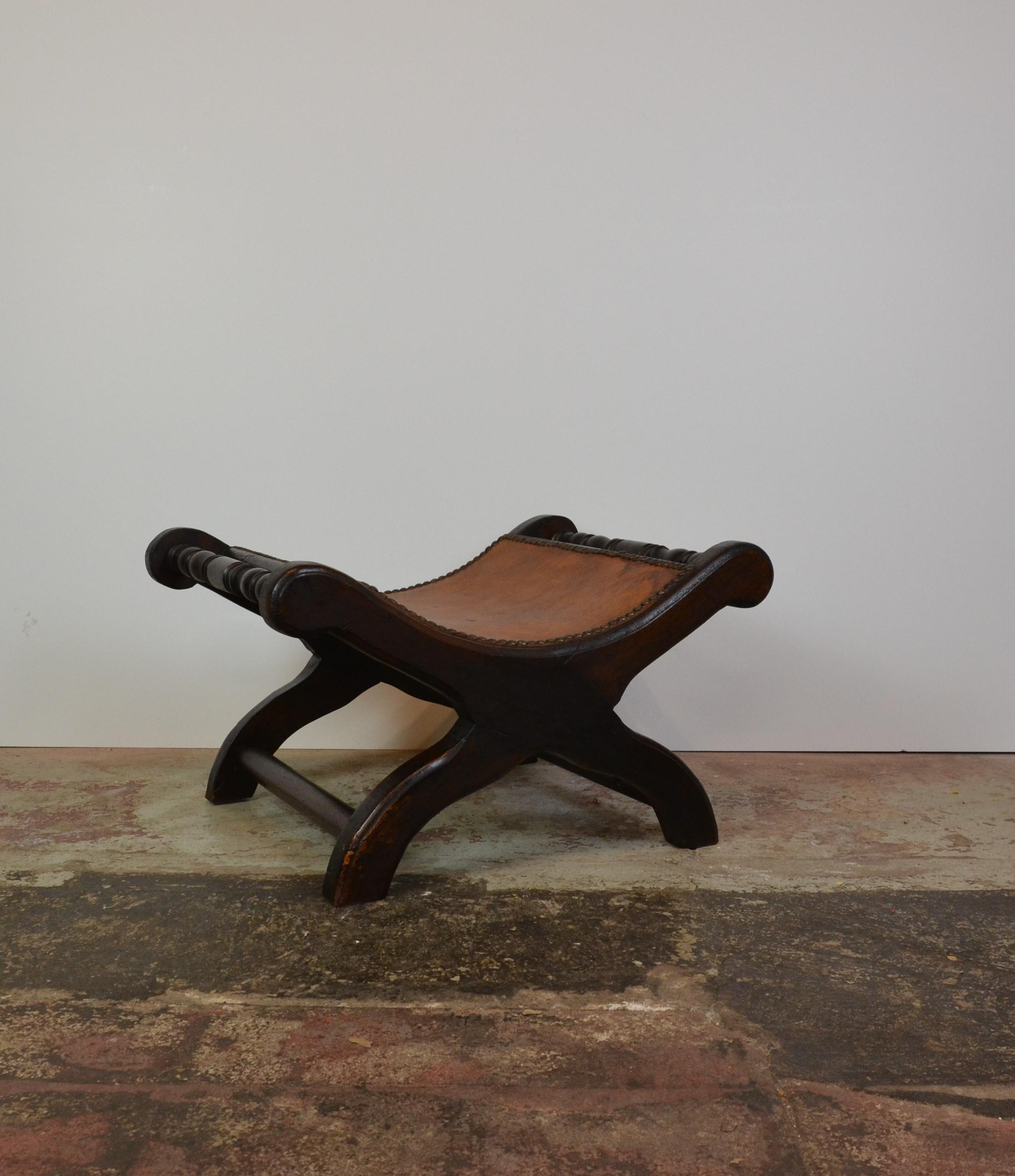 Pair of Leather Top Neoclassical Footstool Style Benches In Good Condition In Pomona, CA