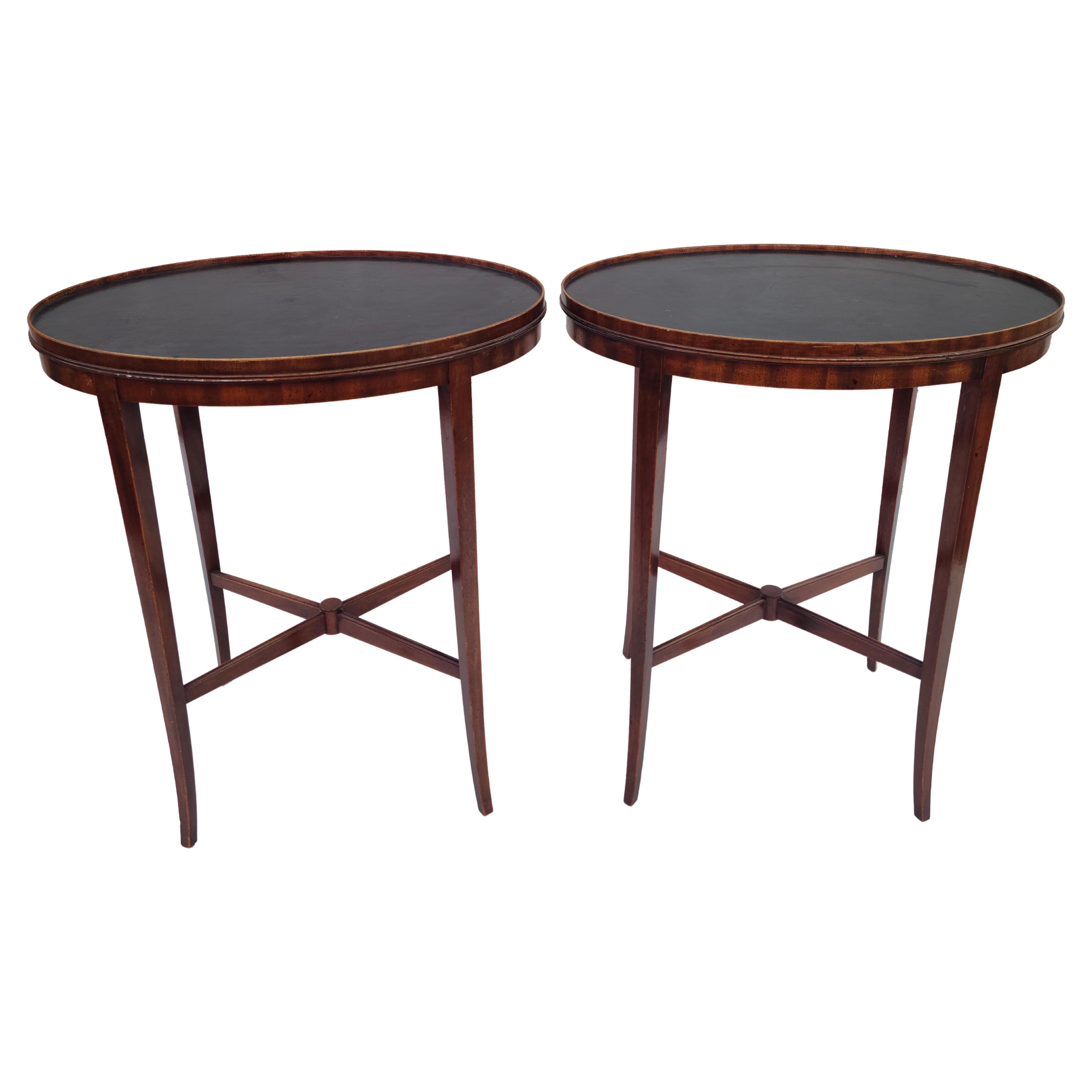 Milieu du XXe siècle Paire de tables d'appoint ovales à plateau en cuir de style Tommi Parzinger Charak en vente