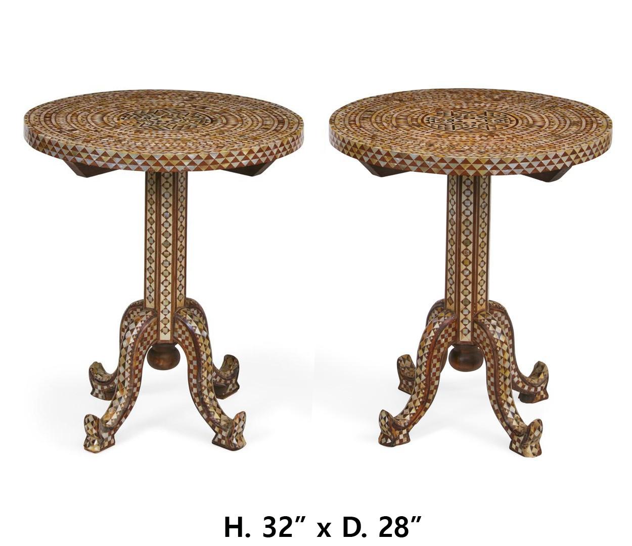 Ende des 19. / Anfang des 20. Jahrhunderts ein Paar runde Tische mit Perlmutt-, Muschel- und Hornintarsien aus Levante.
Die runde Platte auf dem Sockel endet in vier Beinen. 
- •	Abmessungen: Höhe 32