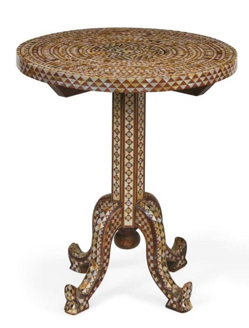 Paar runde Tische mitvantinischen Intarsien, frühes 20. Jahrhundert im Zustand „Gut“ im Angebot in Cypress, CA
