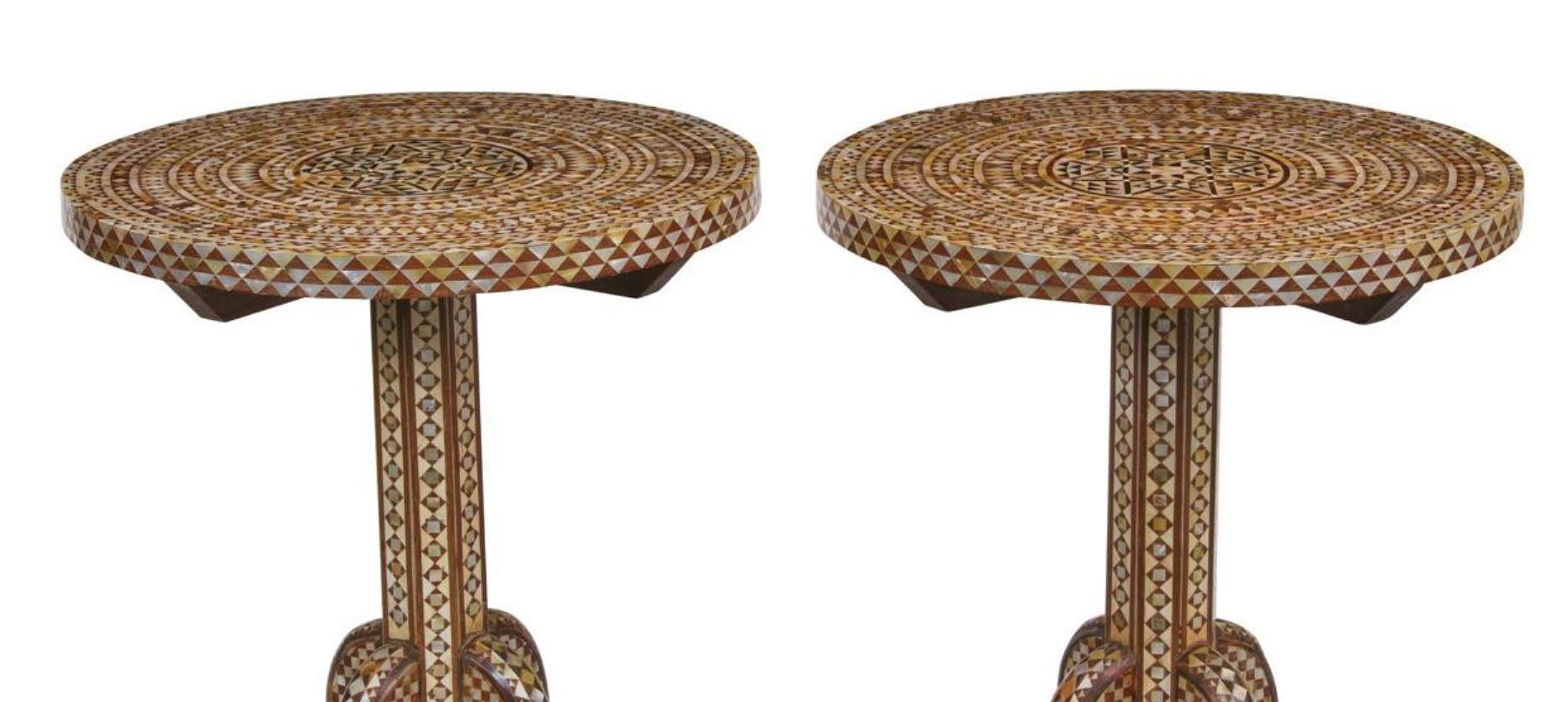 Paar runde Tische mitvantinischen Intarsien, frühes 20. Jahrhundert im Angebot 1