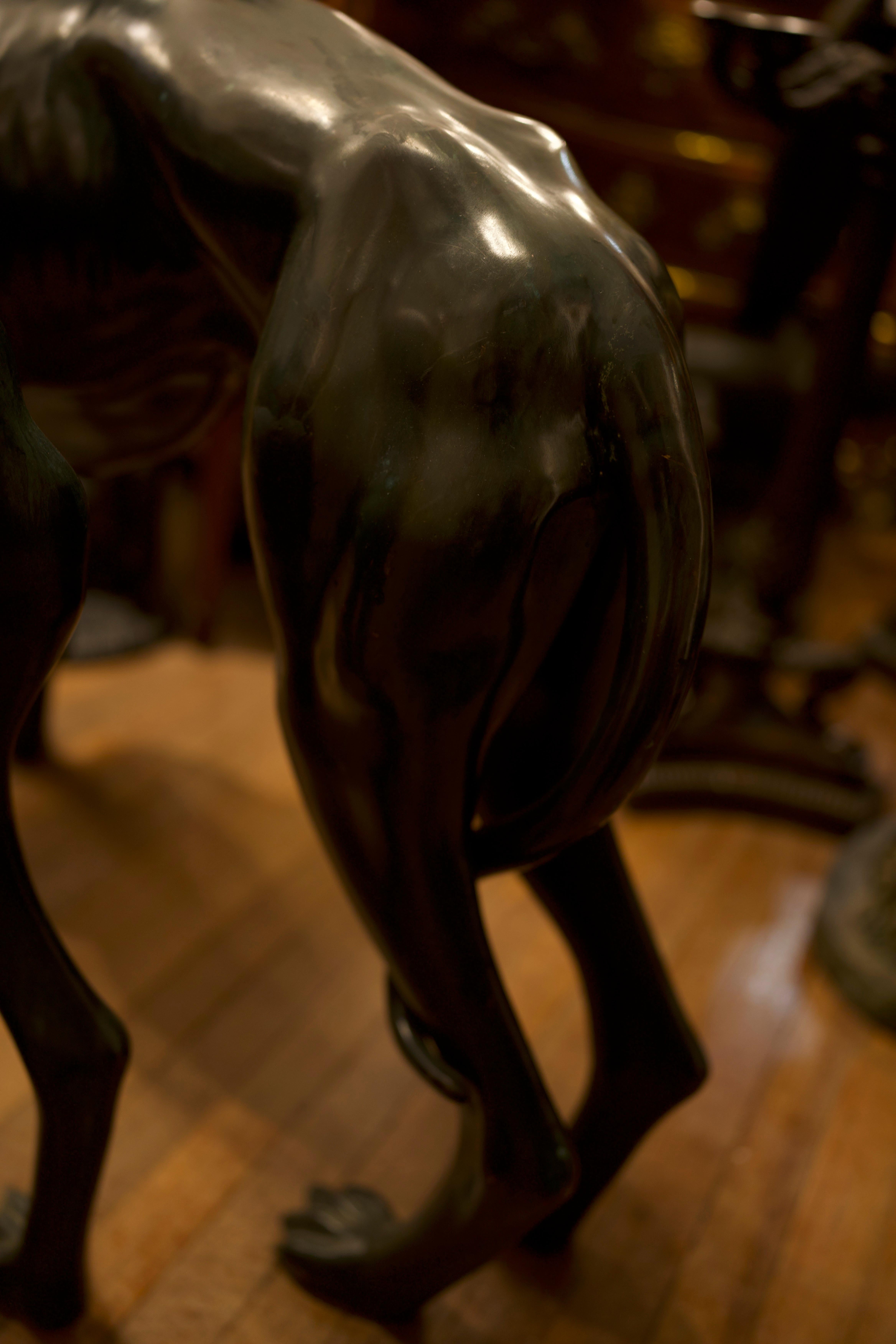 Paire de lévriers en bronze grandeur nature Chiens Art déco, 20e siècle  en vente 5