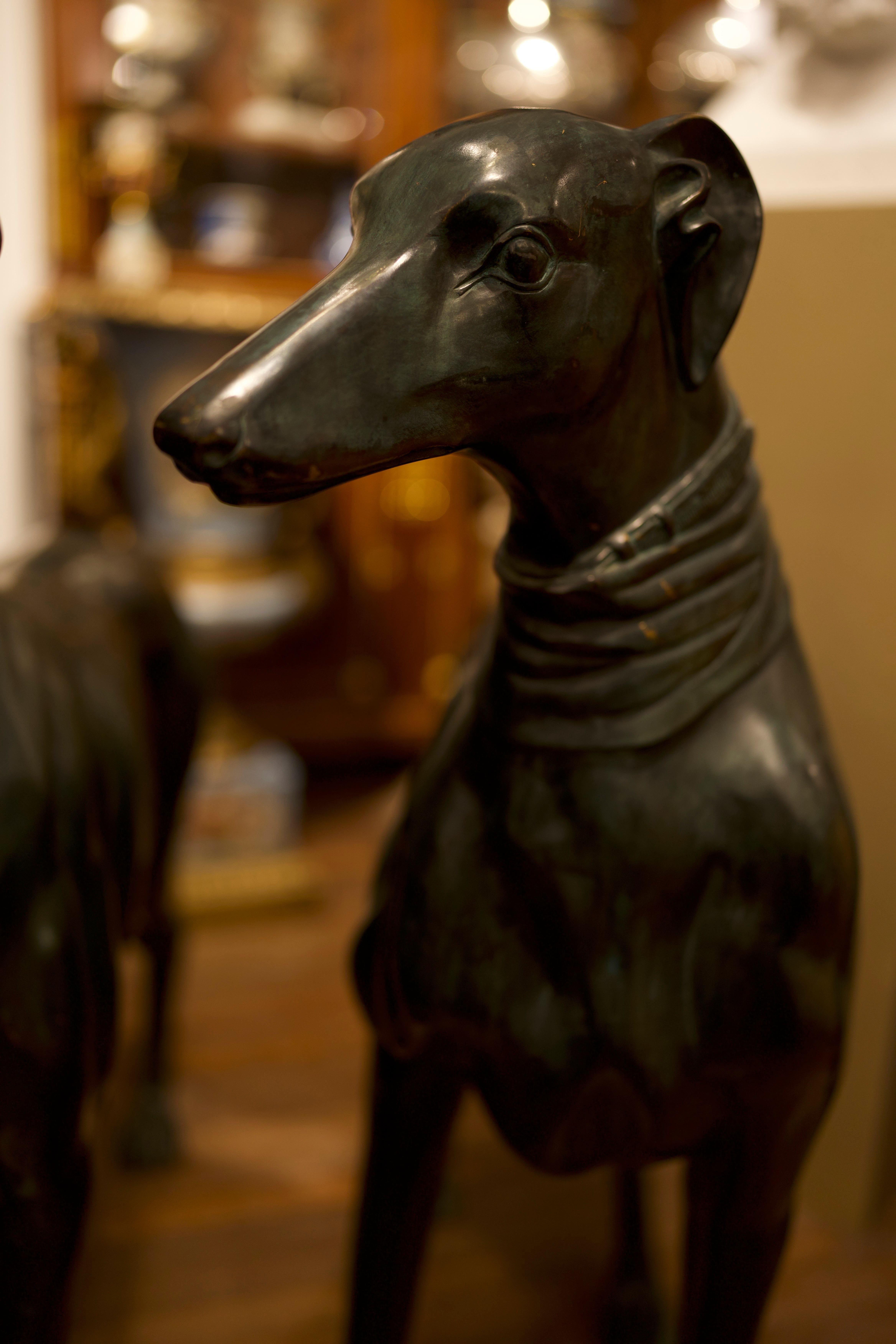 Paar lebensgroße Bronze-Grauerhounds Art-déco-Hunde, Art déco, 20. Jahrhundert  (Europäisch) im Angebot