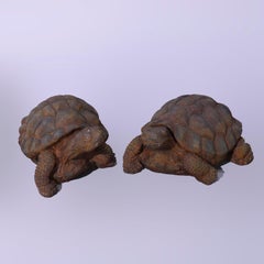 Paire de statues de jardin en pierre dure moulée grandeur nature en forme de tortue, finition en bronze, 20e siècle