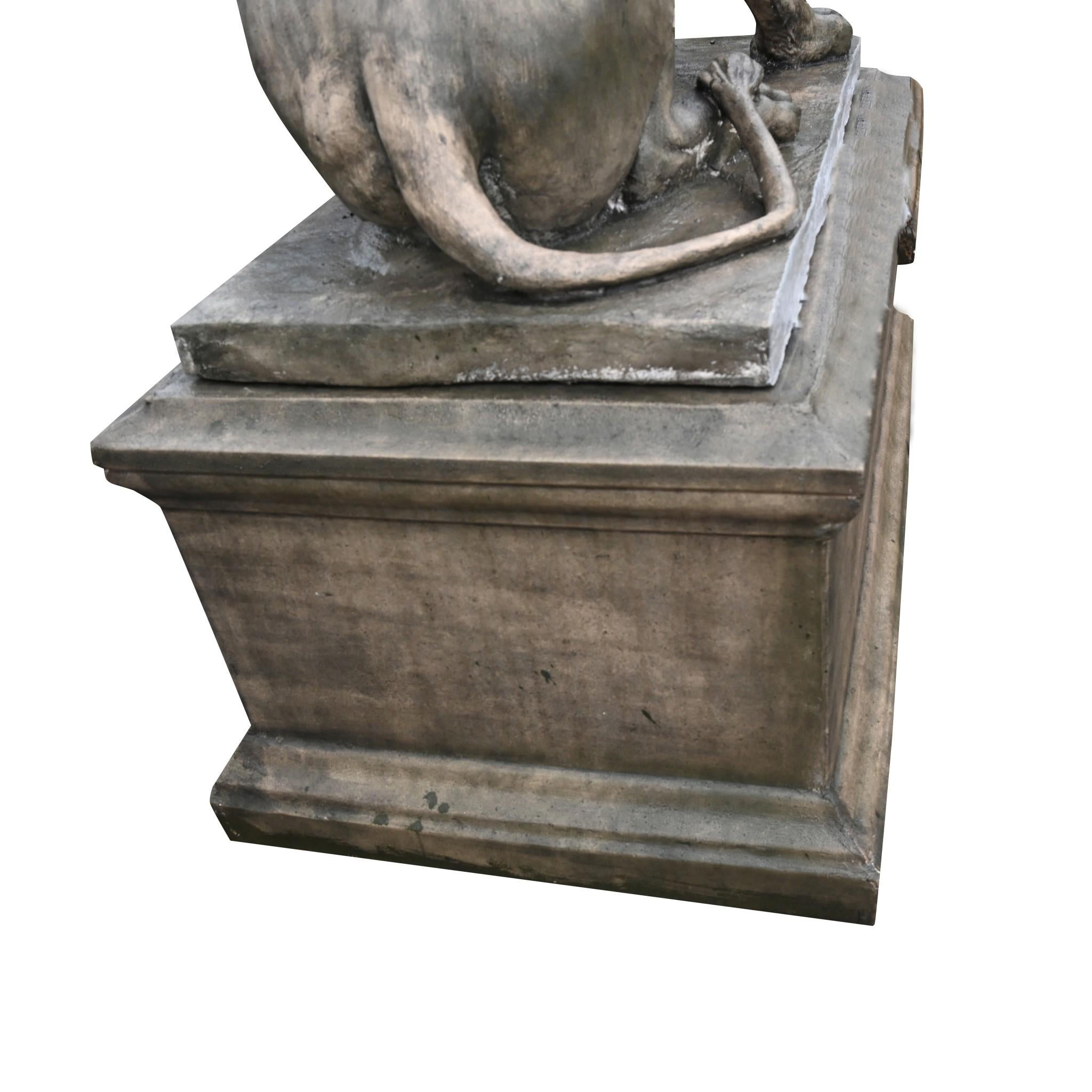 Pareja de estatuas de portero león a tamaño natural Casa de campo de piedra en Bueno estado para la venta en Potters Bar, GB
