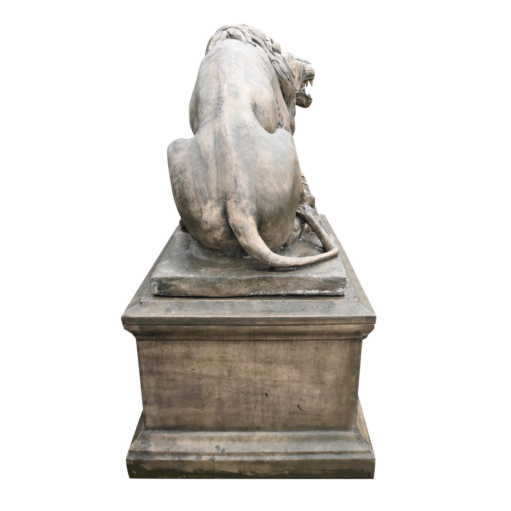 Pareja de estatuas de portero león a tamaño natural Casa de campo de piedra en venta 1