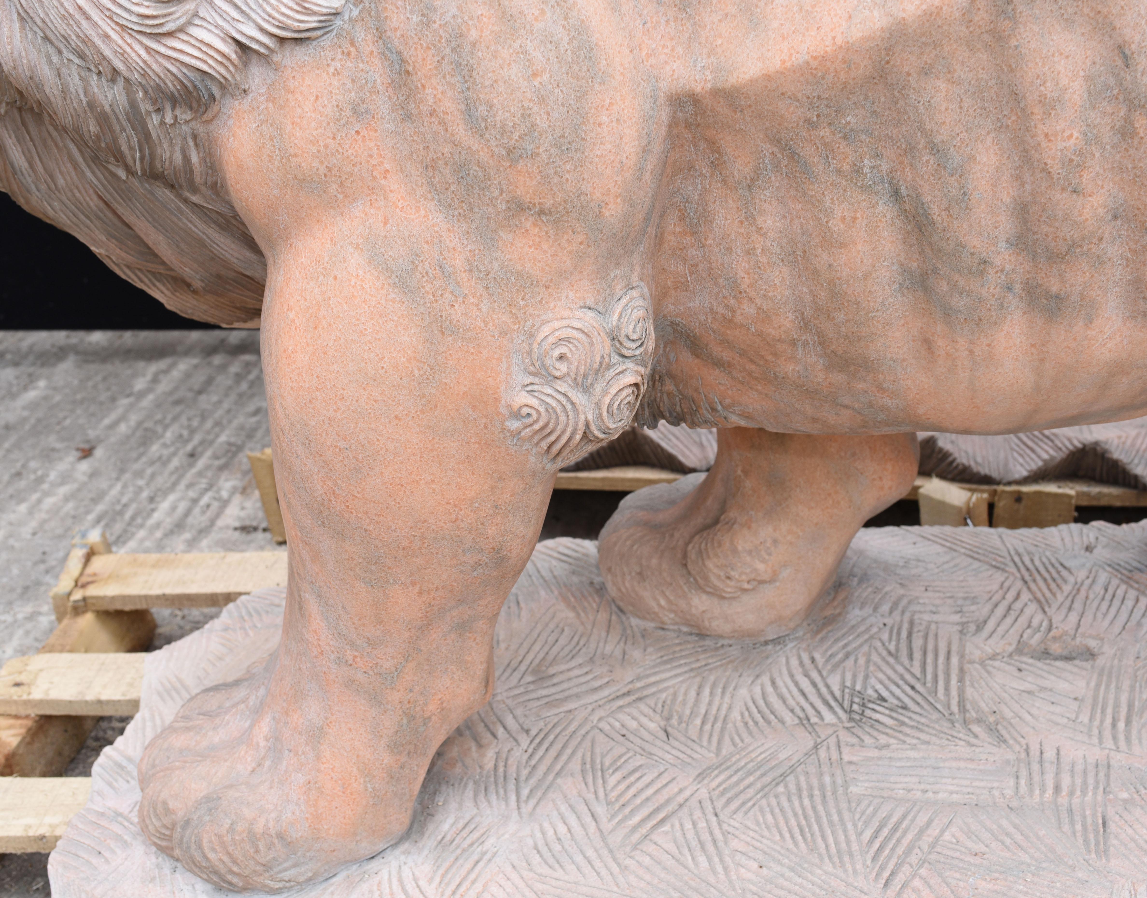 Paire de lions grandeur nature en marbre rose Lion Gatekeepers Medici Garden en vente 6
