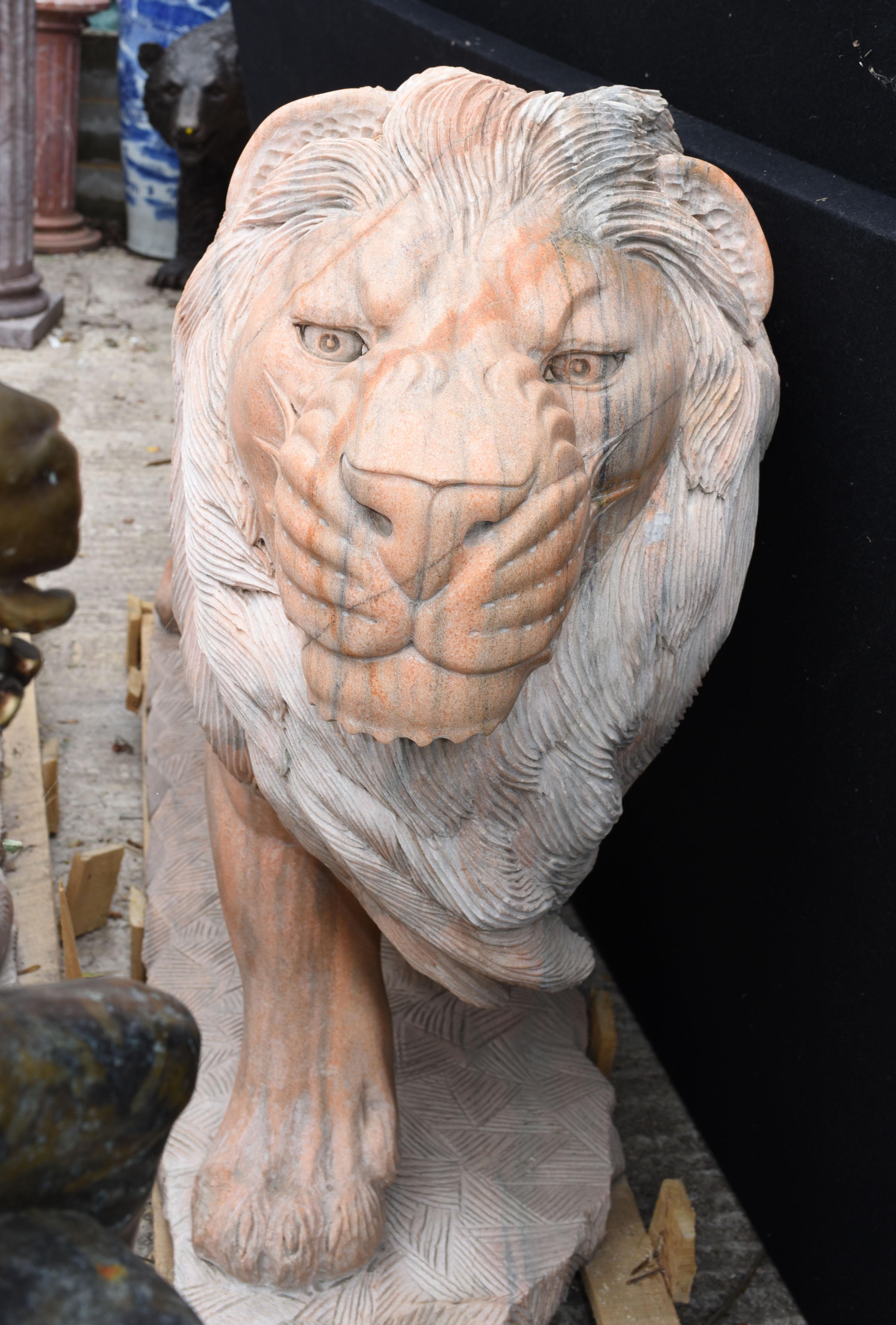 Marbre Paire de lions grandeur nature en marbre rose Lion Gatekeepers Medici Garden en vente