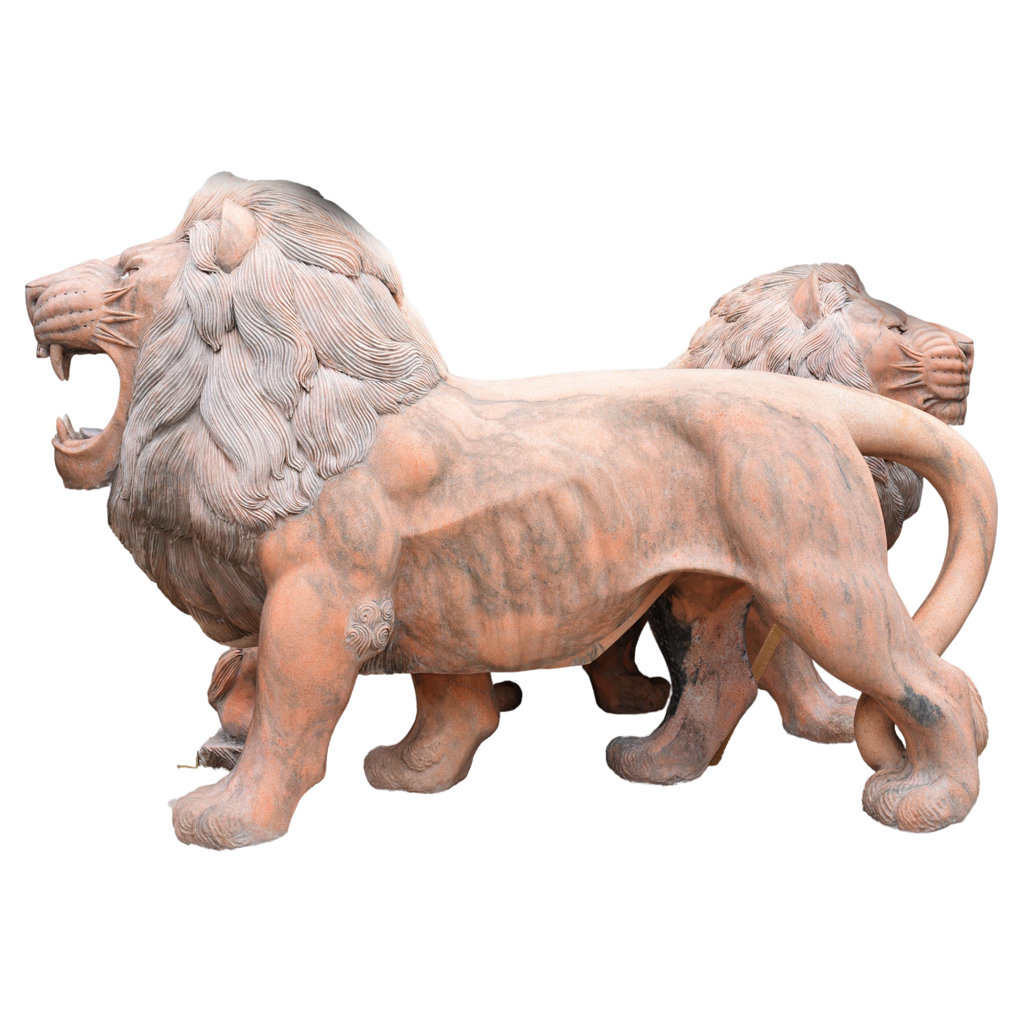 Paire de lions grandeur nature en marbre rose Lion Gatekeepers Medici Garden en vente