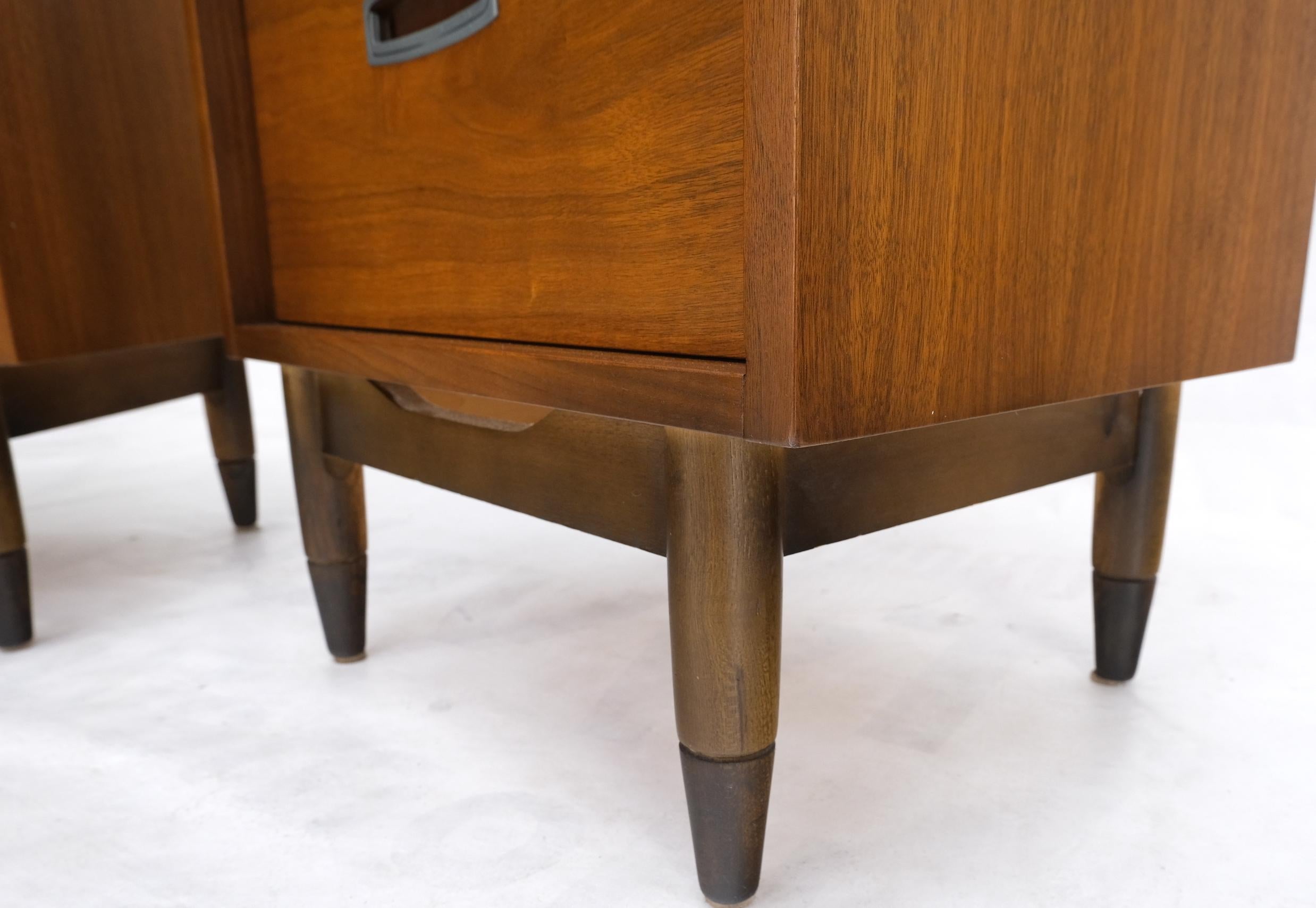 Paire de tables d'appoint à deux tiroirs en noyer américain clair Tables de chevet Armoires à goujons en vente 4