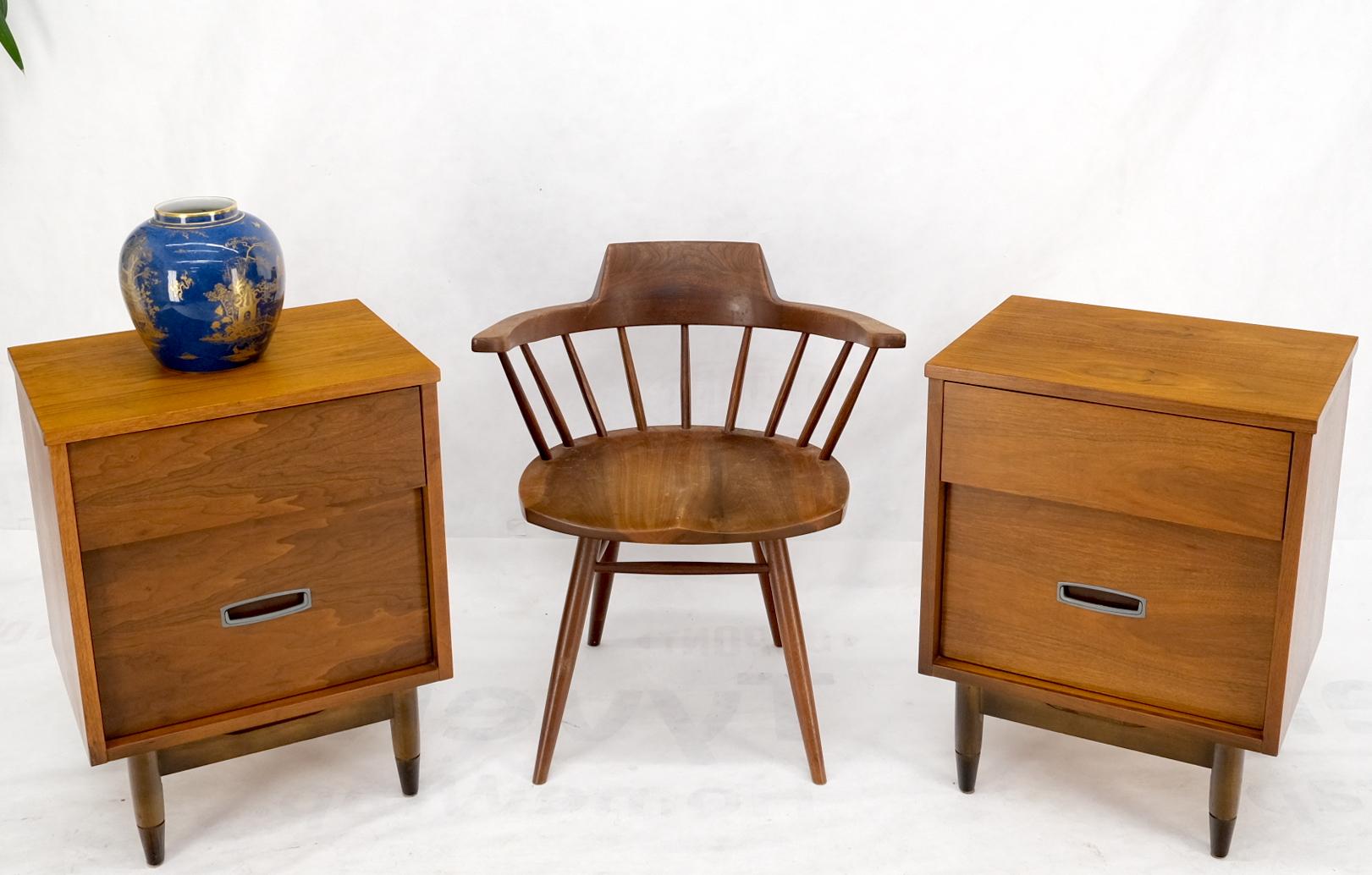 Paire de tables d'appoint à deux tiroirs en noyer américain. Magnifique finition noyer de teinte ambre clair. Superbe état d'origine super propre.