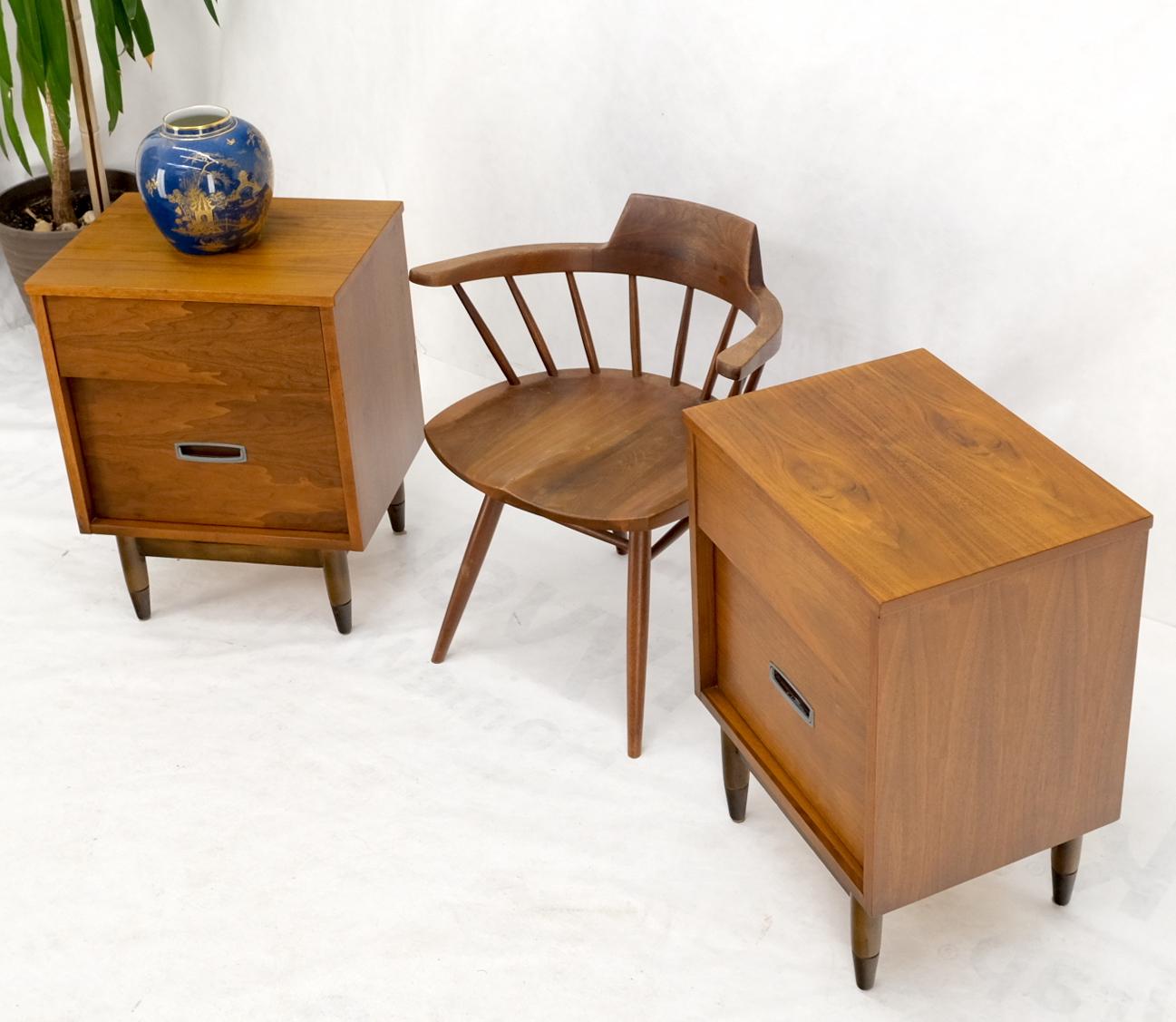 Mid-Century Modern Pair Light American Walnut Two Drawers End Tables Nightstands Cabinets Dowel Leg For Sale