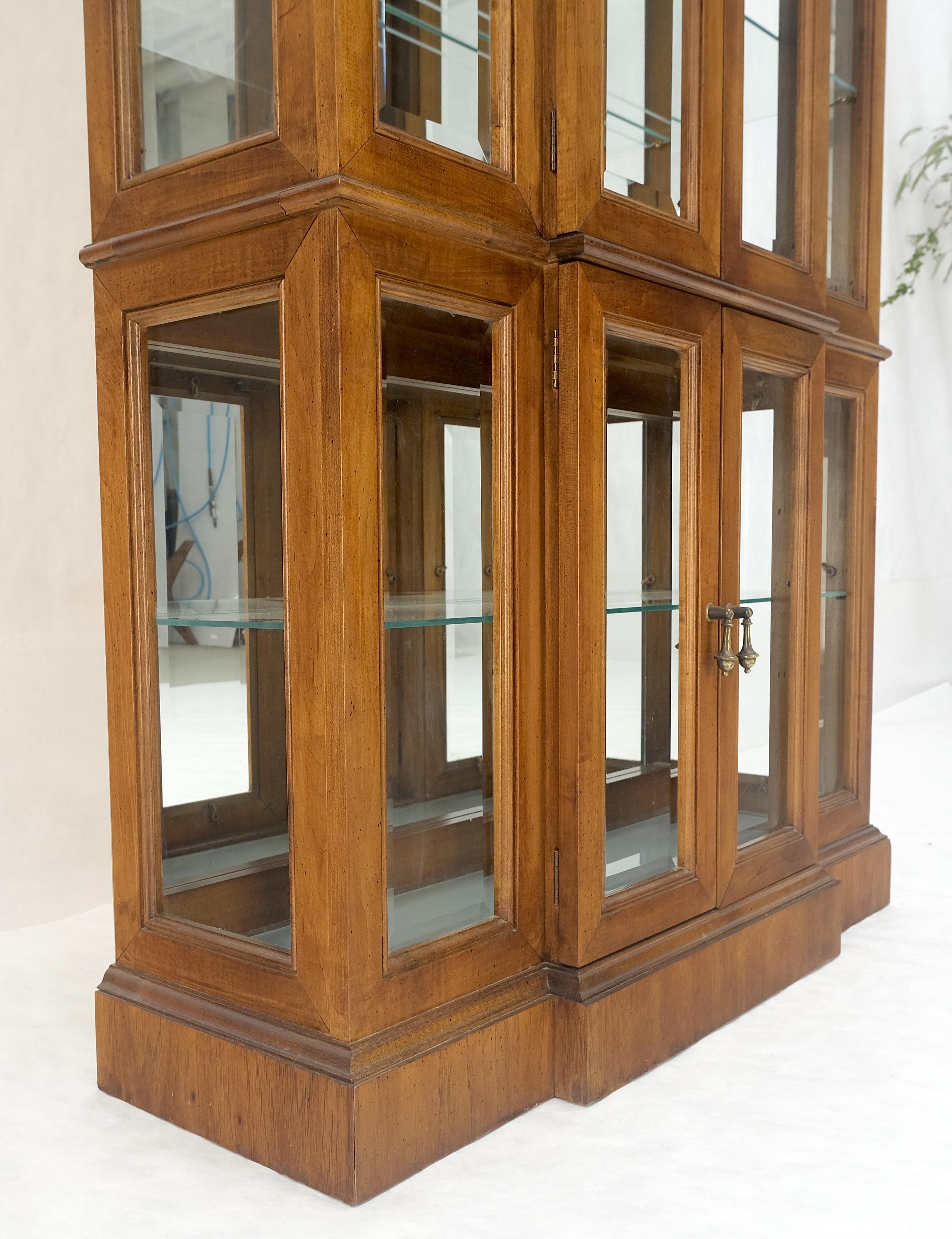 Pair Lighted Walnut Beveled Glass Mirrored Back Display Cases Vitrines Cabinets en venta 2