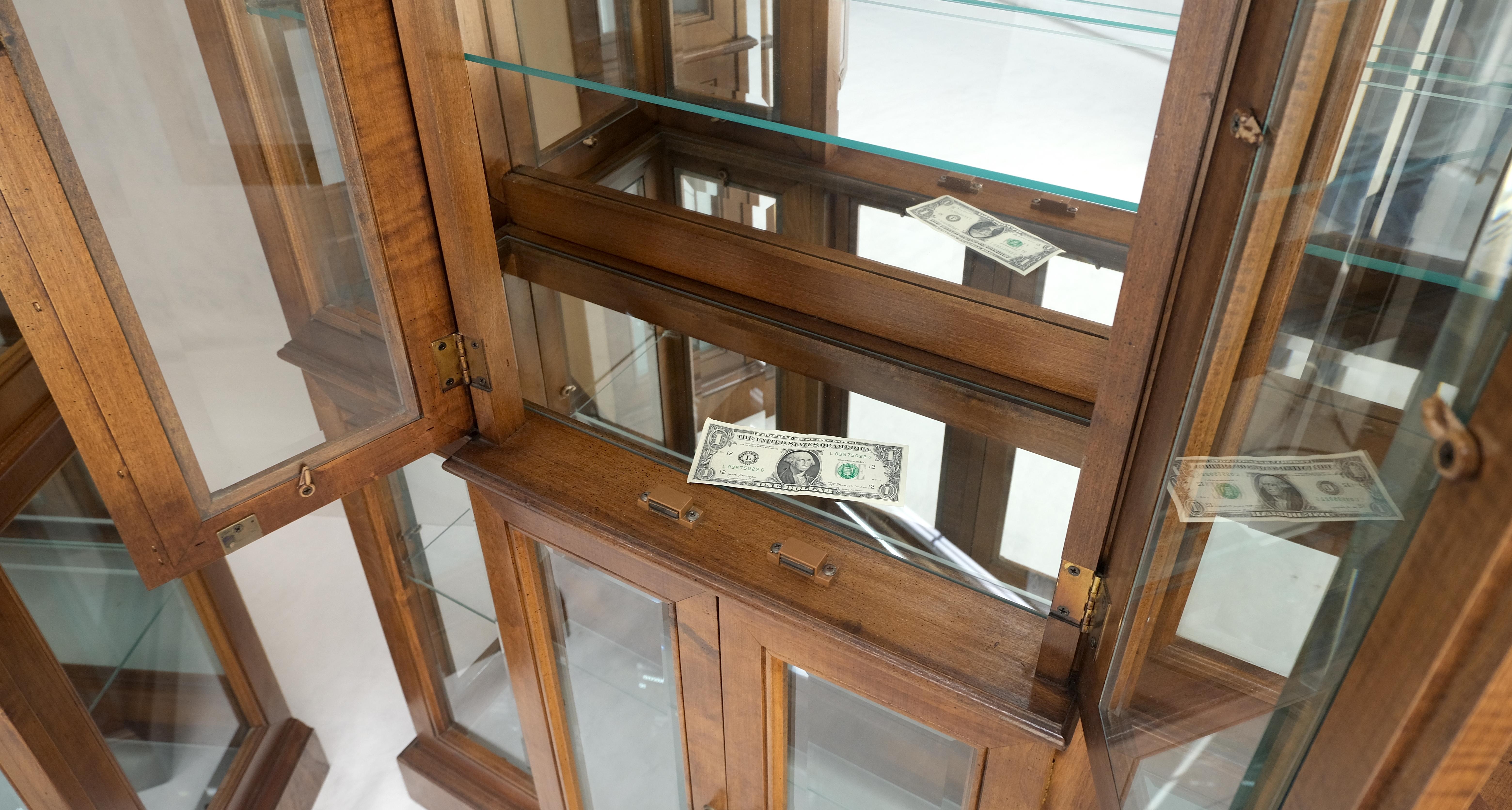 Pair Lighted Walnut Beveled Glass Mirrored Back Display Cases Vitrines Cabinets en venta 3