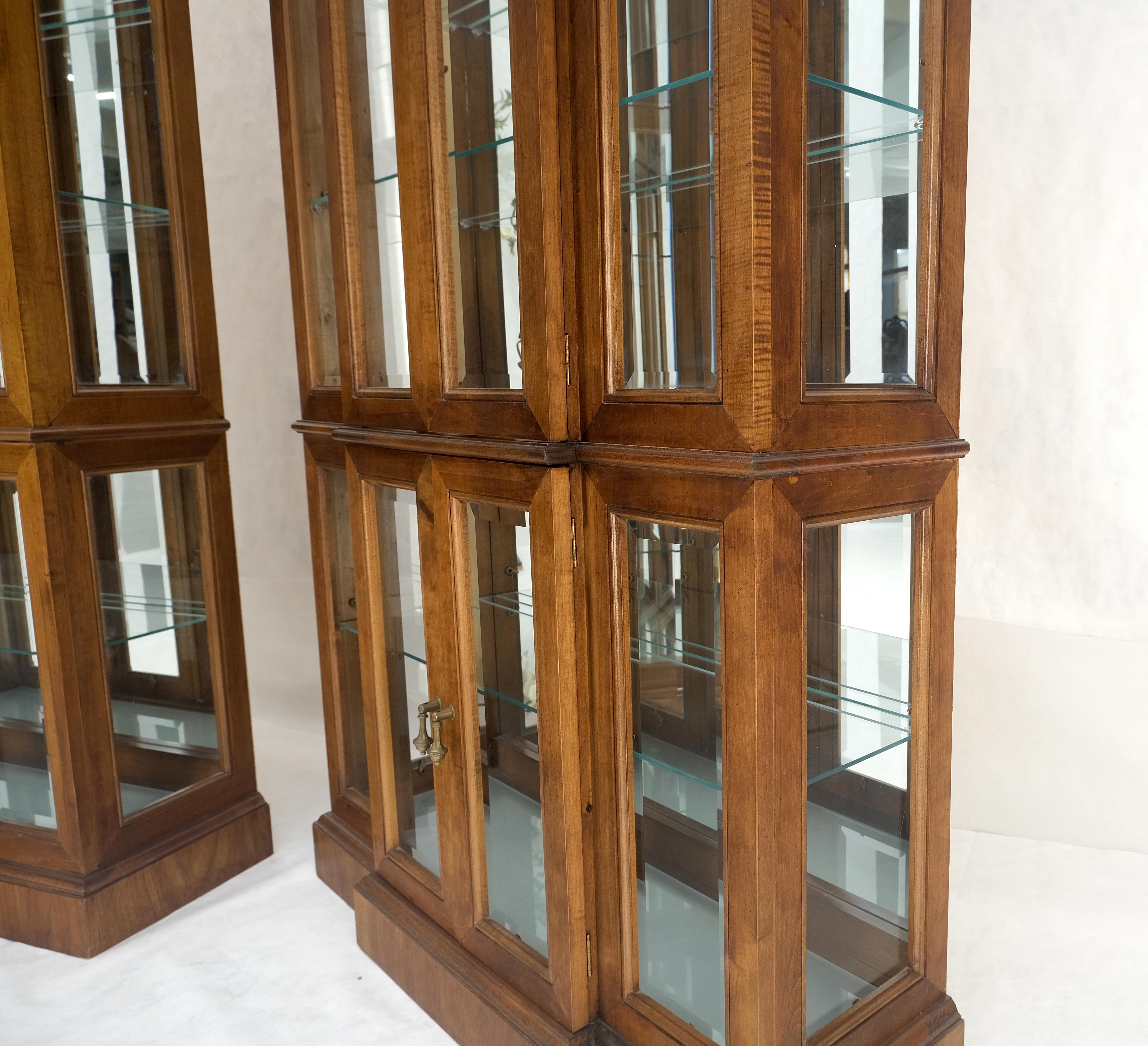 Pair Lighted Walnut Beveled Glass Mirrored Back Display Cases Vitrines Cabinets Moderno de mediados de siglo en venta