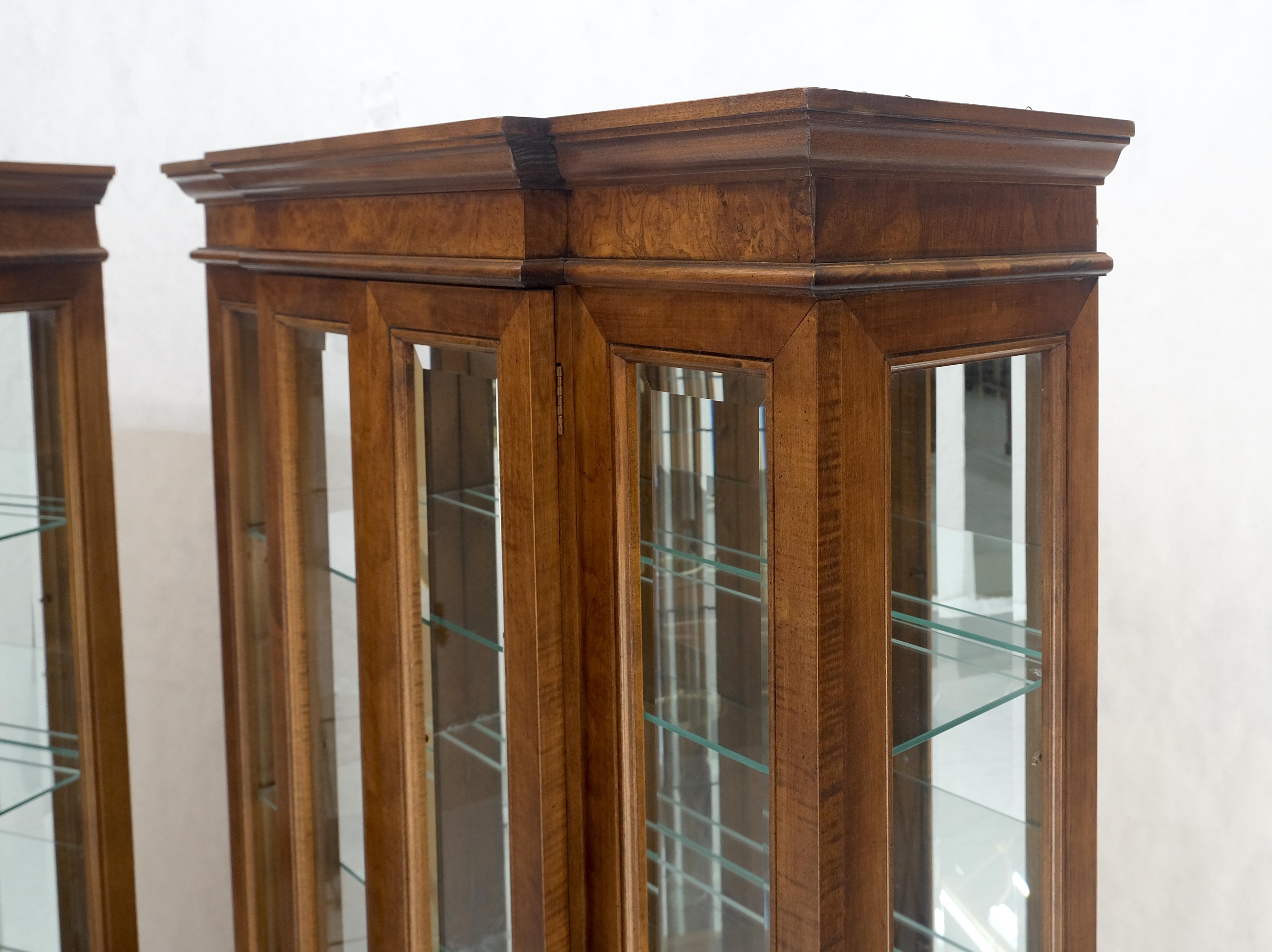 Pair Lighted Walnut Beveled Glass Mirrored Back Display Cases Vitrines Cabinets Estadounidense en venta