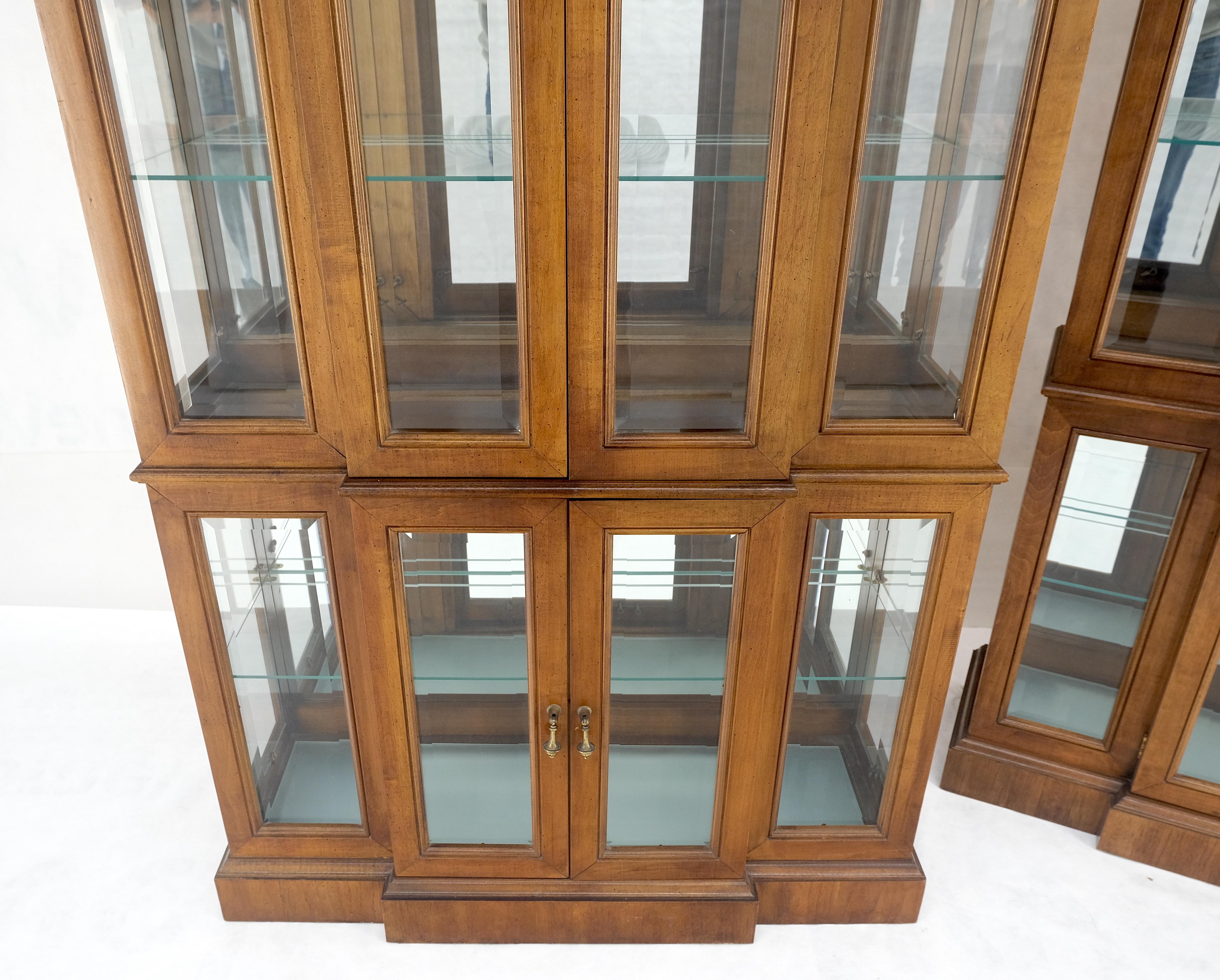 Pair Lighted Walnut Beveled Glass Mirrored Back Display Cases Vitrines Cabinets Lacado en venta