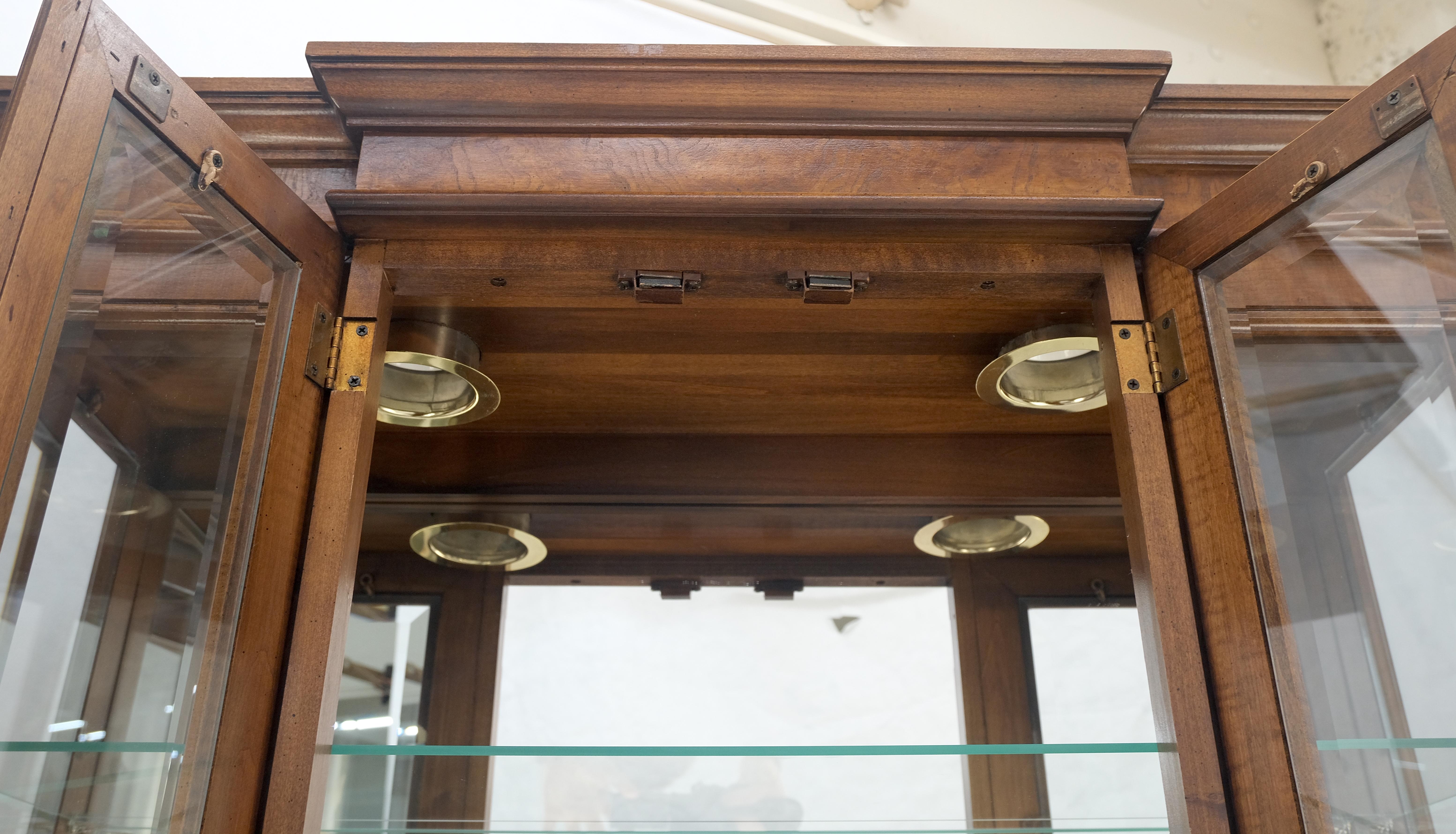 Pair Lighted Walnut Beveled Glass Mirrored Back Display Cases Vitrines Cabinets en Excelente estado para la venta en Rockaway, NJ