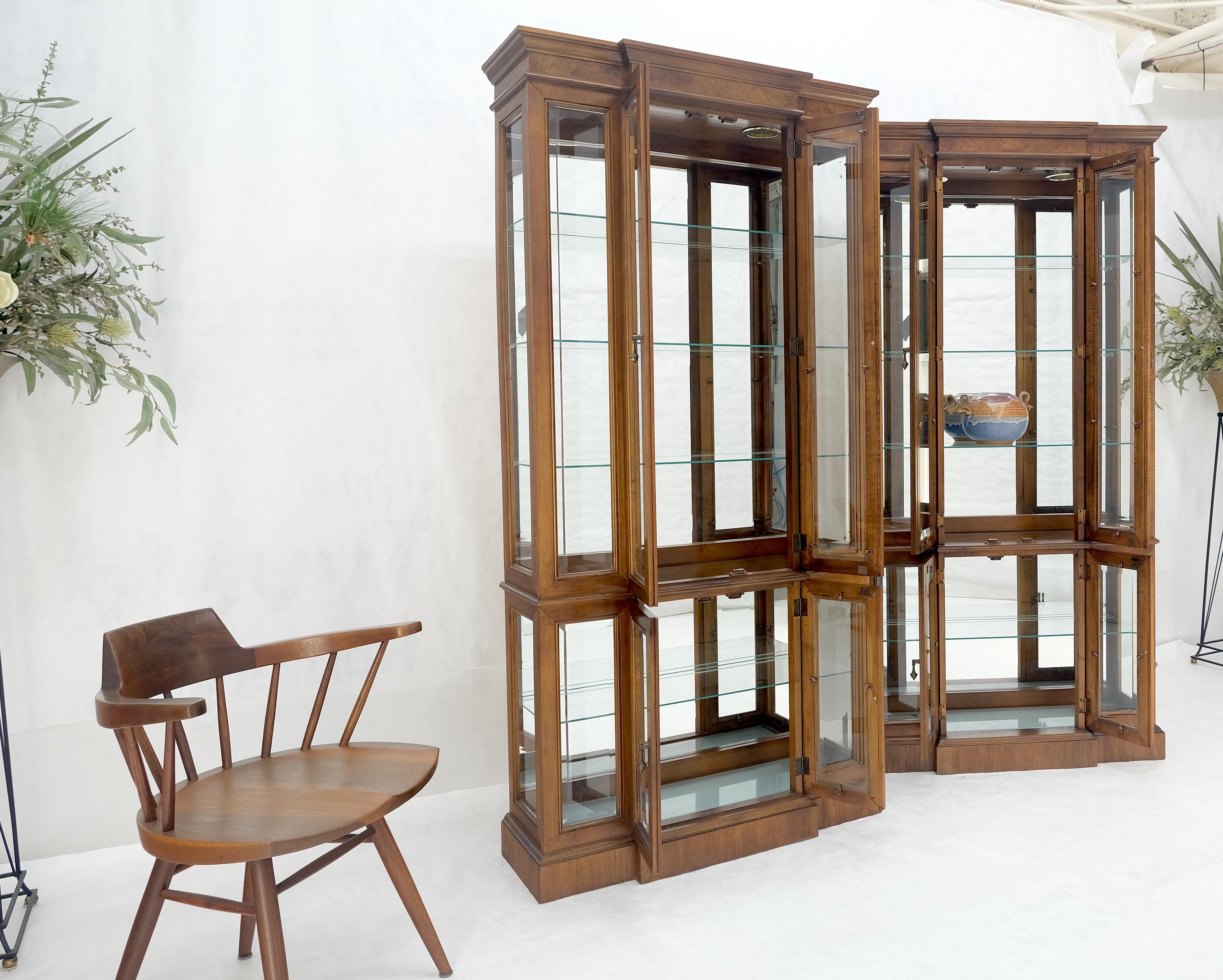 Pair Lighted Walnut Beveled Glass Mirrored Back Display Cases Vitrines Cabinets siglo XX en venta