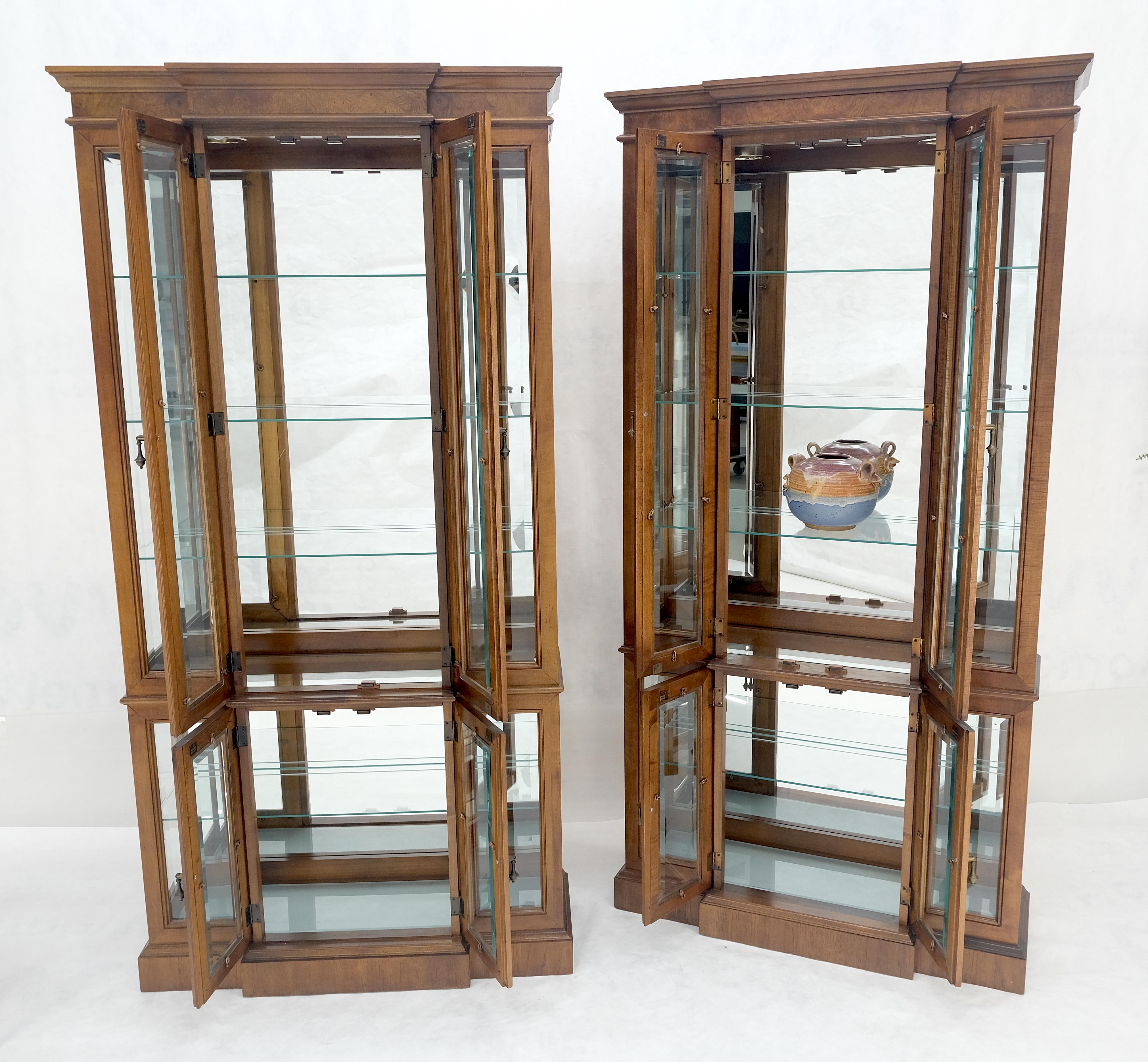 Pair Lighted Walnut Beveled Glass Mirrored Back Display Cases Vitrines Cabinets Vidrio en venta