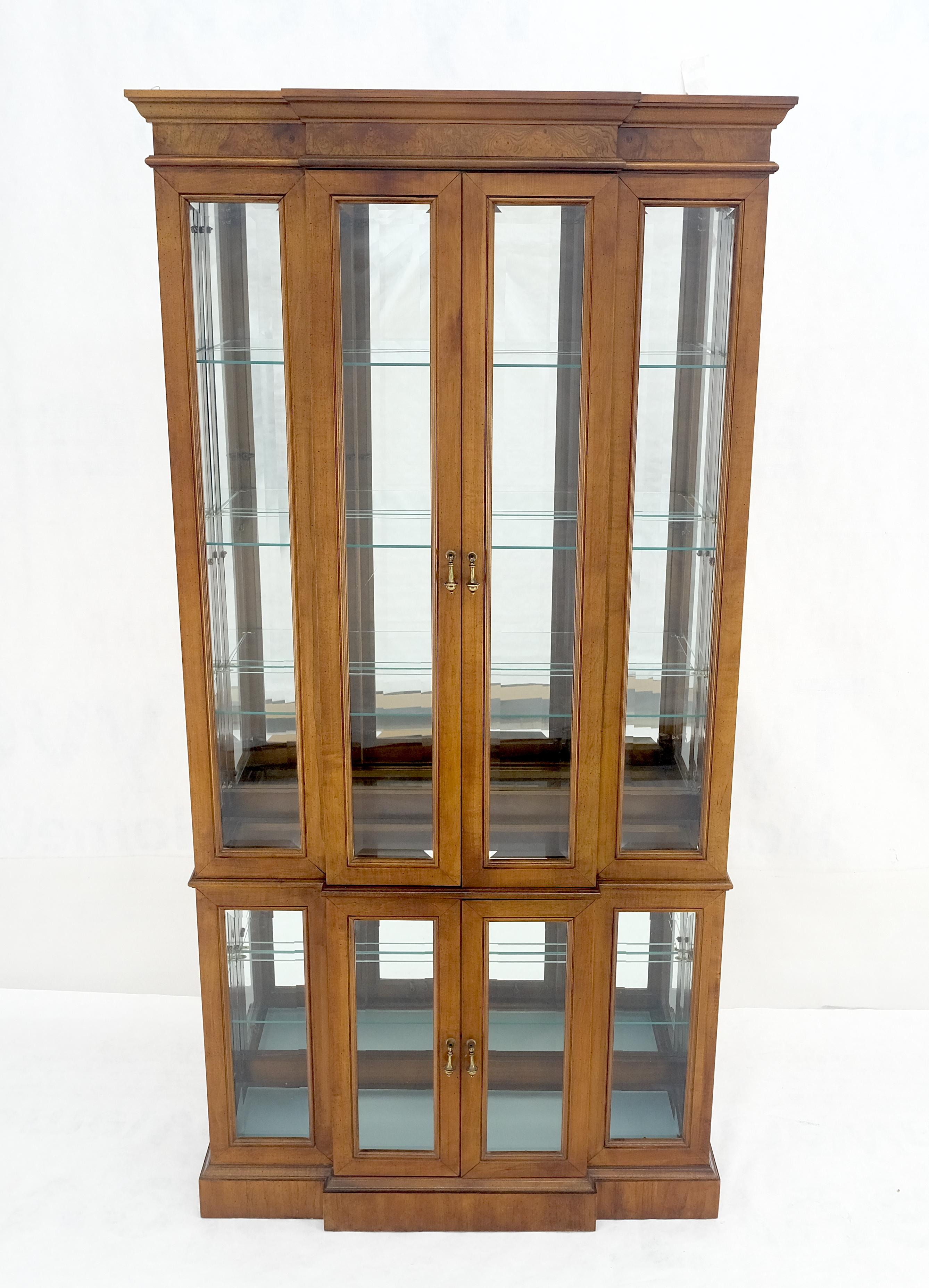 Pair Lighted Walnut Beveled Glass Mirrored Back Display Cases Vitrines Cabinets en venta 1