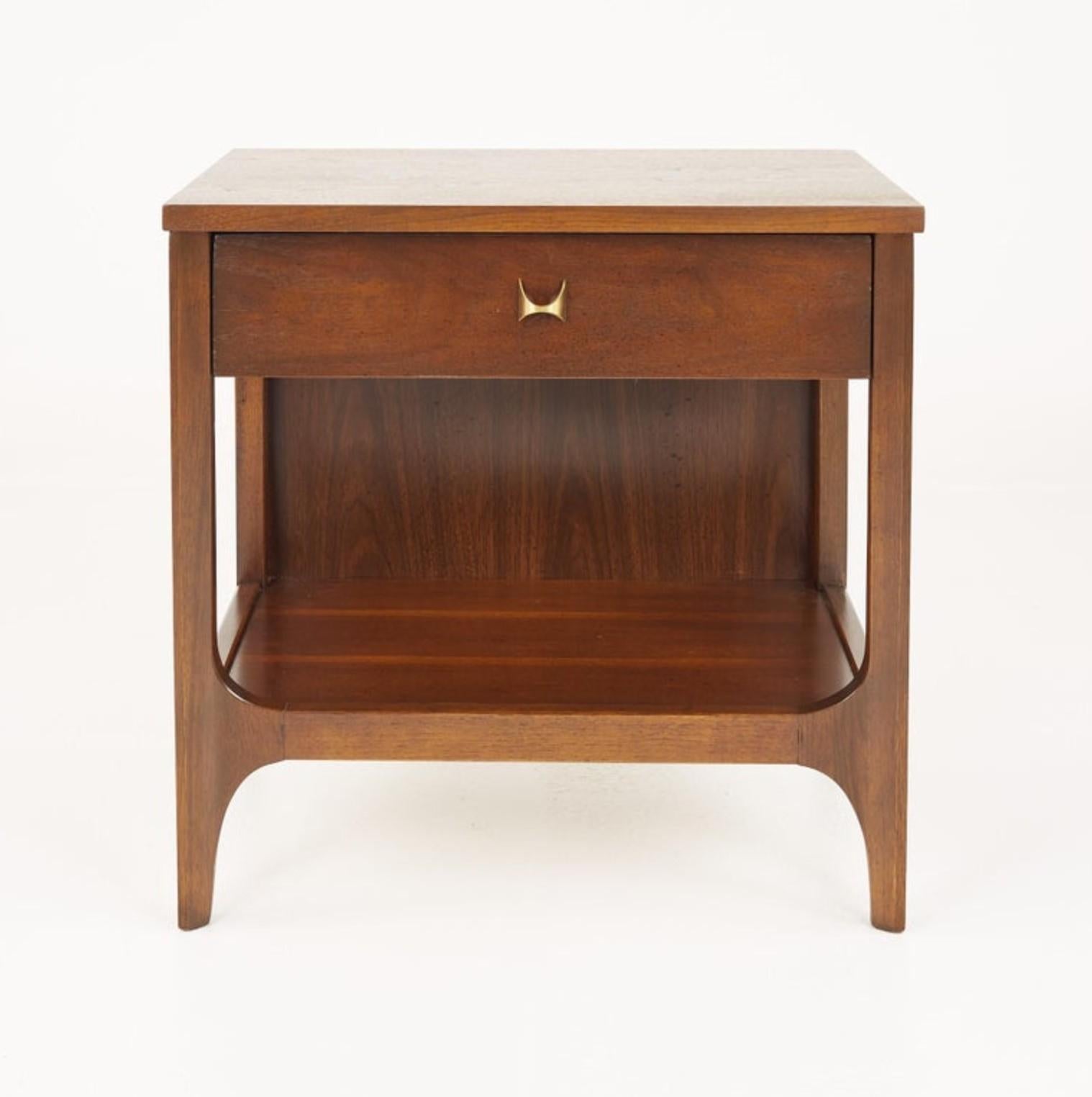 Pair Lightly Restored Broyhill Brasilia Walnut & Brass Nightstands or End Tables In Good Condition In Philadelphia, PA