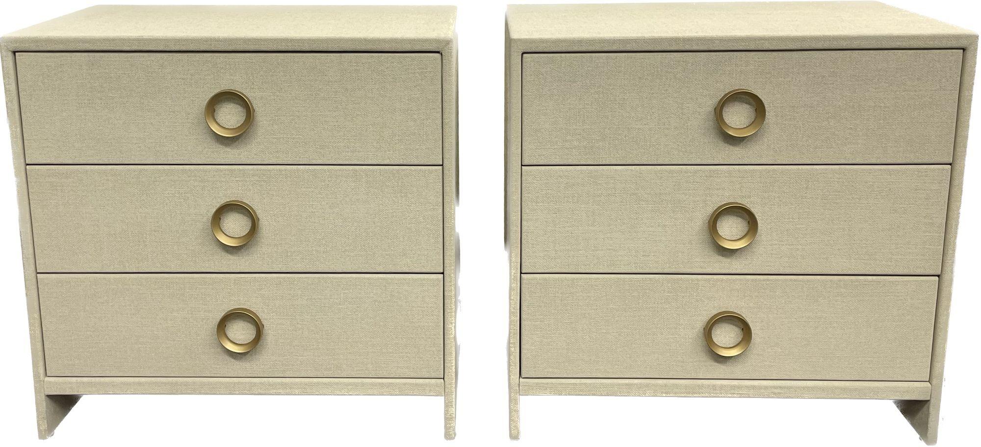 Pair linen wrapped three drawer commodes / chests, nightstands, Modern, American
Custom quality pair of three drawer modern decorative cabinets. Each on floating sides, hand wrapped in linen and given a multi-layered paint glaze in a neutral oyster