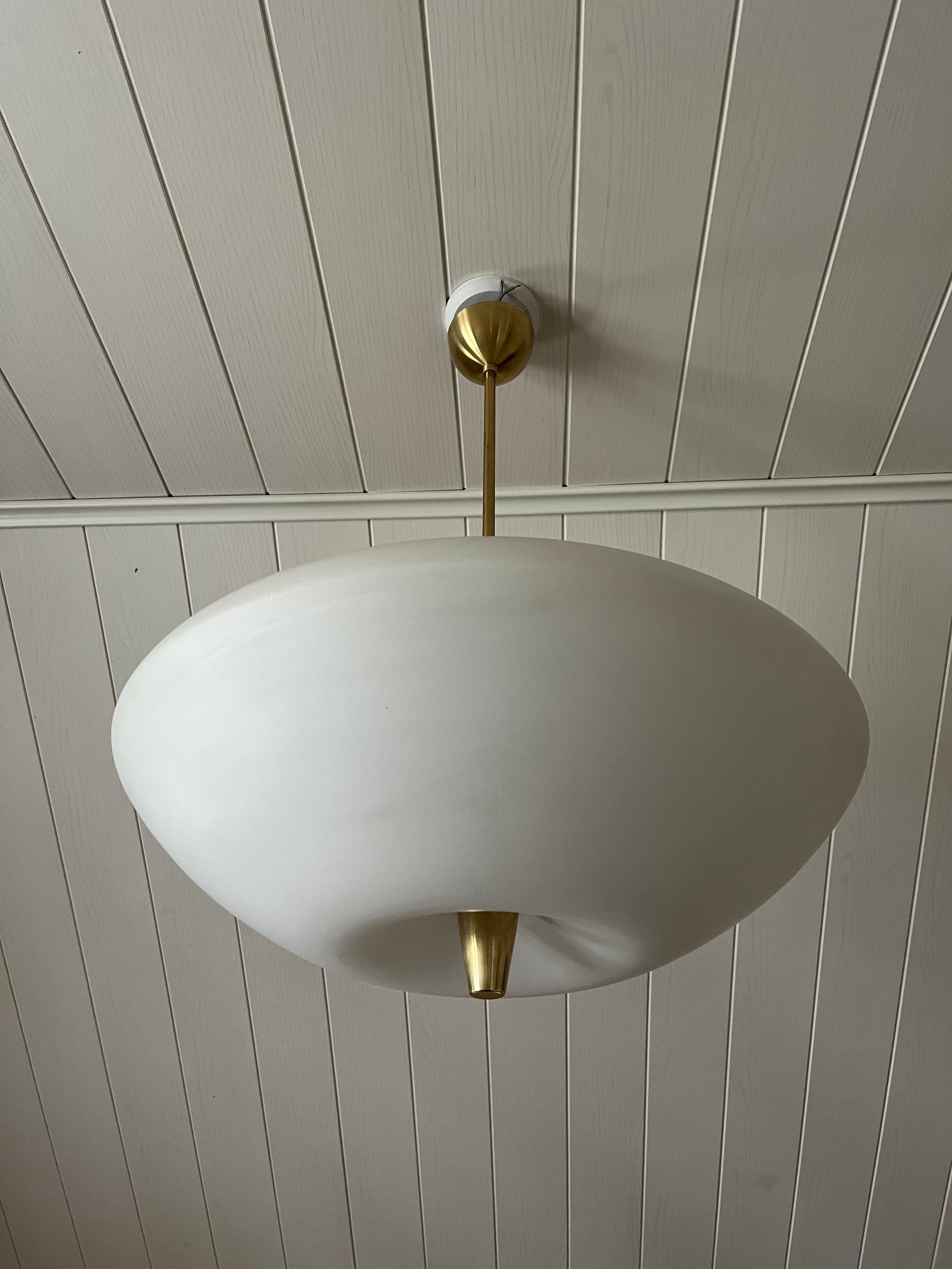 Lisa Johansson-Pape è stata una delle più importanti lighting designer finlandesi della seconda metà del XX secolo. La sua lampada da soffitto, modello 71-125, è stata prodotta da Stockmann-Orno a metà del 1900. Questa lampada è nota per il suo