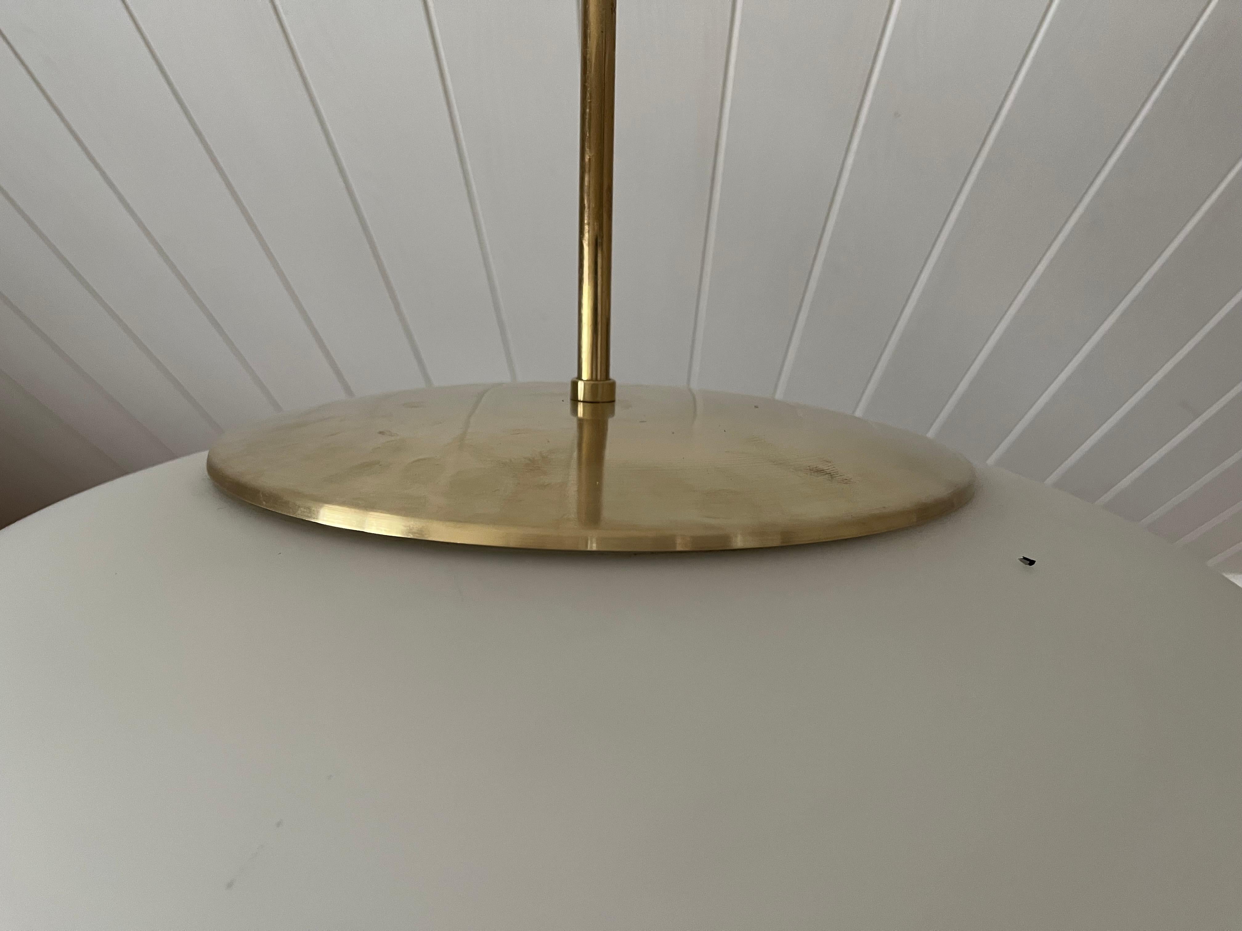 Oggetti in metallo Coppia di lampade da soffitto Lisa Johansson-Pape (ORNO). in vendita
