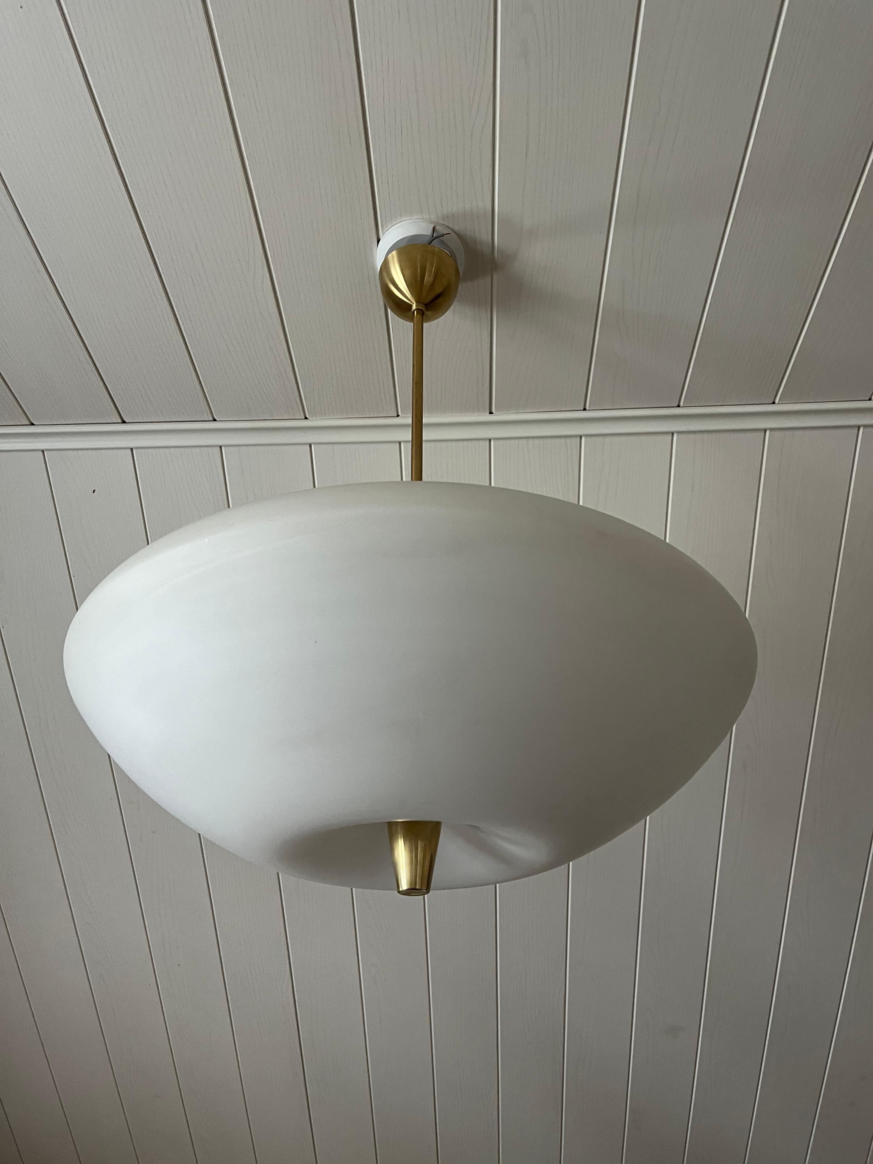 Ottone Coppia di lampade da soffitto Lisa Johansson-Pape (ORNO). in vendita