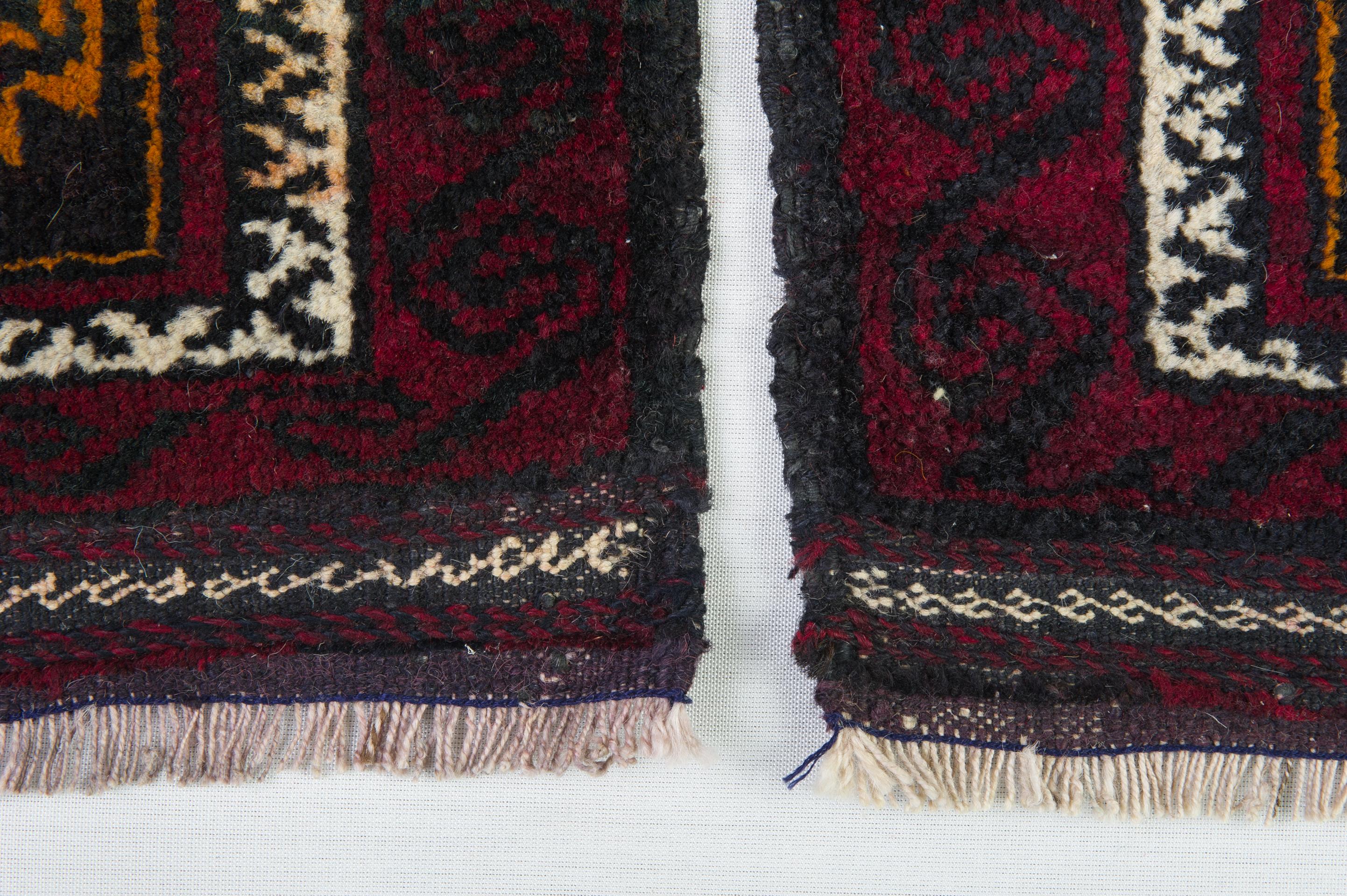 Paar kleine alte Balucestan-Teppiche, auch für Kissen im Angebot 1