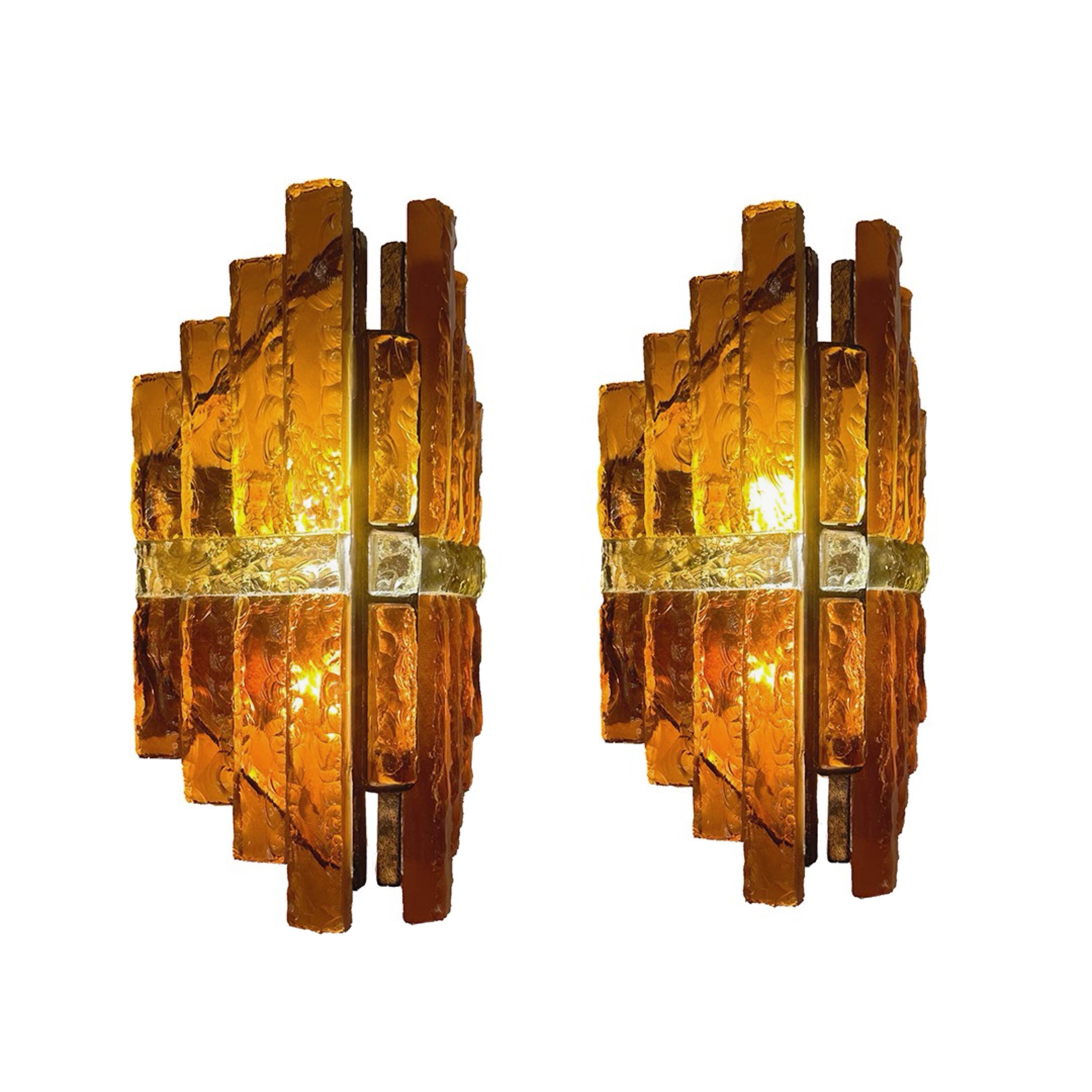 Brutalisme Paire d'appliques en verre de Murano martelé et fer forgé, ambre et topaze, de Longobard en vente