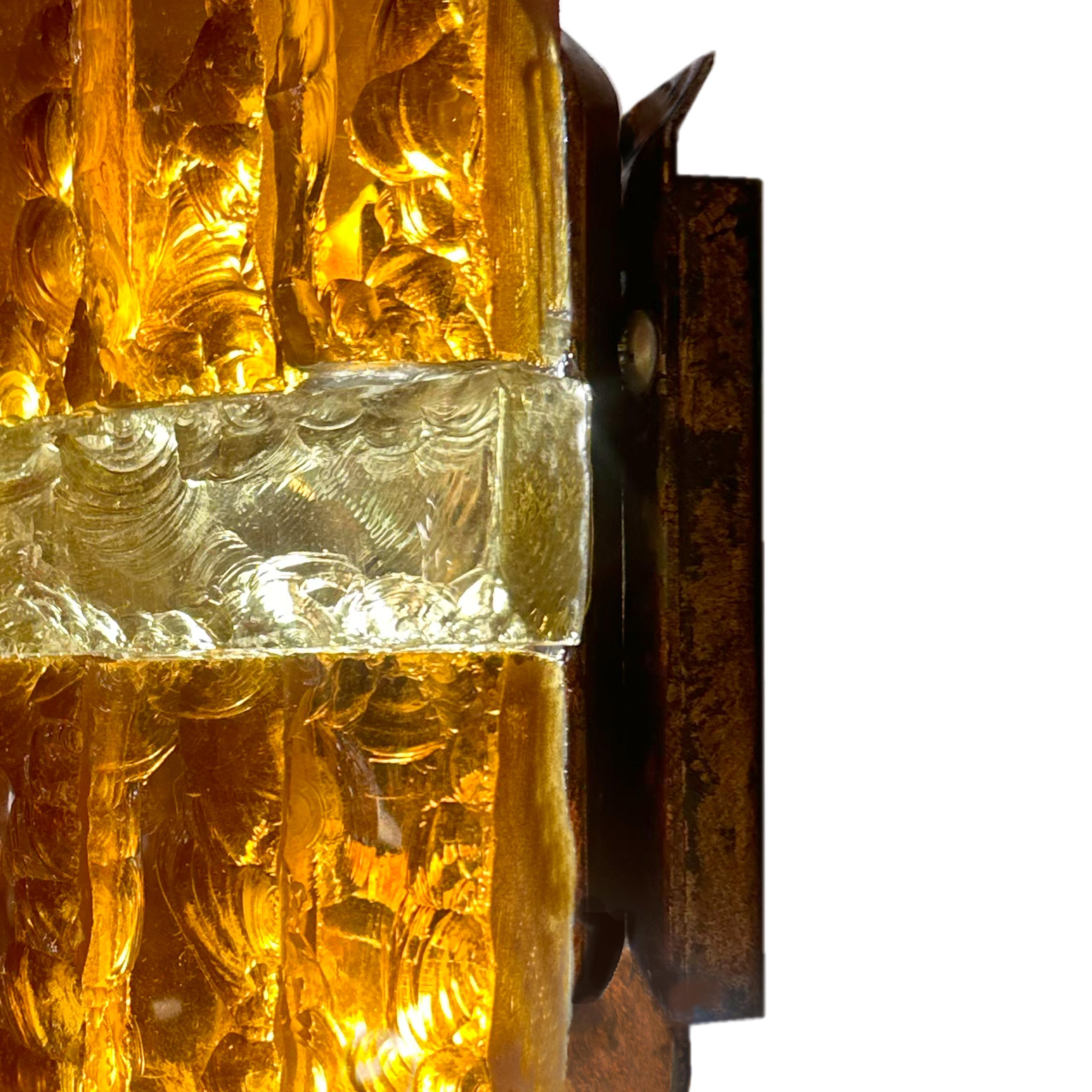 Fait main Paire d'appliques en verre de Murano martelé et fer forgé, ambre et topaze, de Longobard en vente