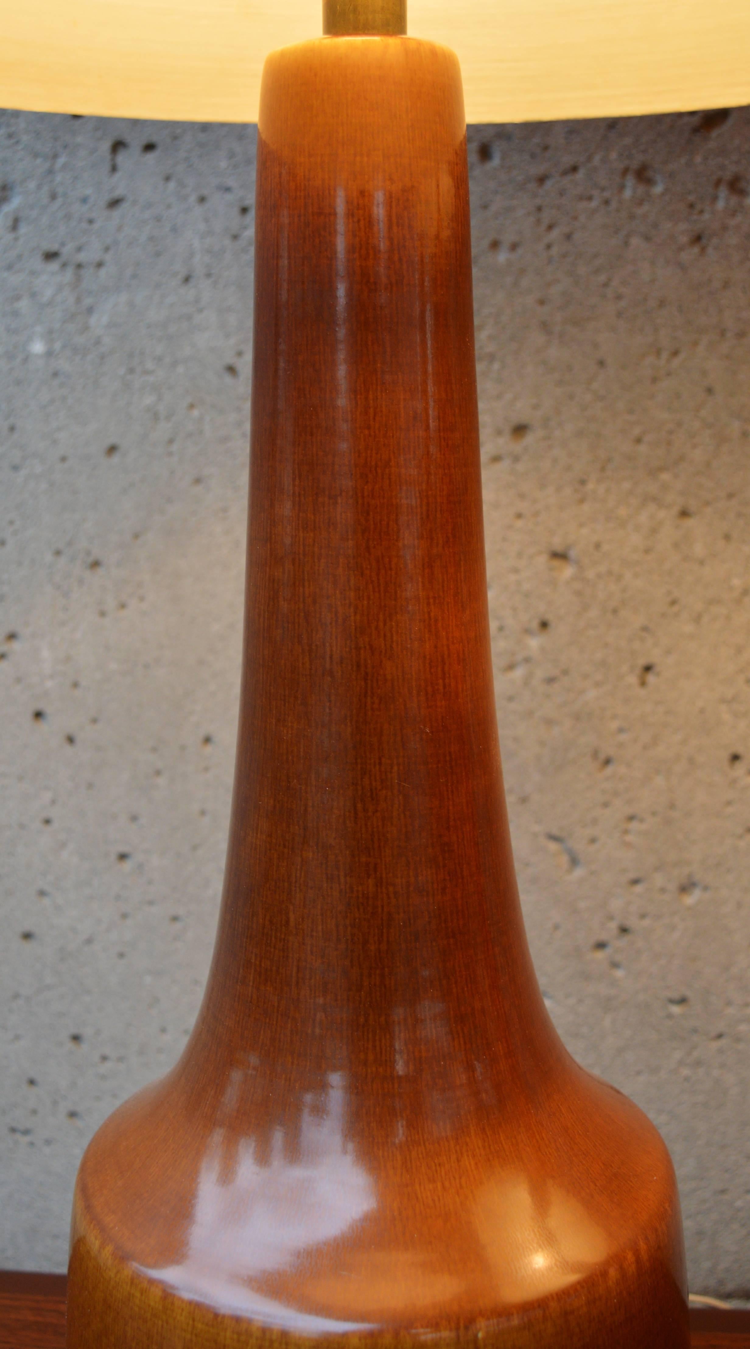 Mid-20th Century Lotte & Gunnar Bostlund Caramel Ceramic Lamps, Fibreglass Shades with Jute, Pair