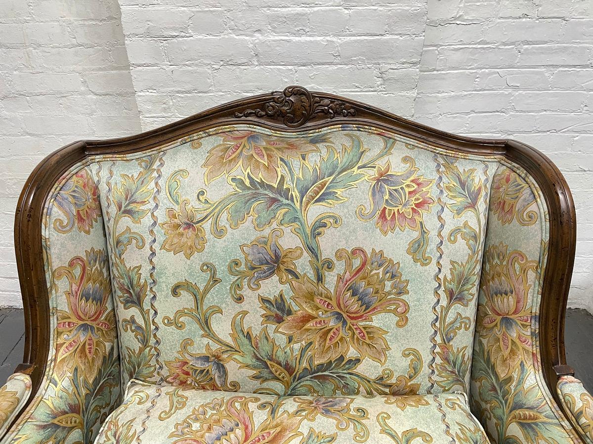 Milieu du XXe siècle Paire de chaises surdimensionnées de style ancien Louis XIV en vente