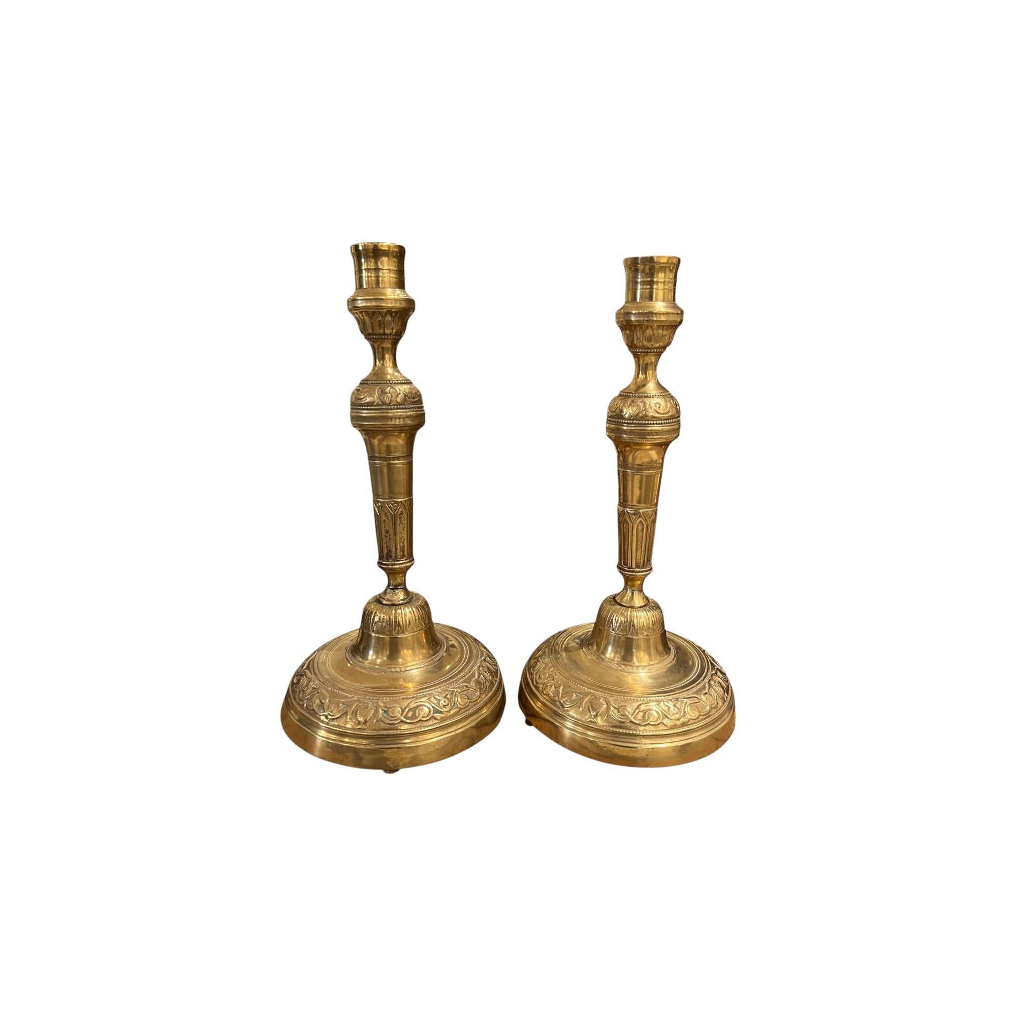 Aggiungi un'aria di regale opulenza al tuo spazio con questi candelieri Luigi XIV, uno splendido esempio di artigianato francese del XVII-XVIII secolo. Caratterizzati da dettagli intricati e dall'eleganza barocca, questi candelieri riflettono