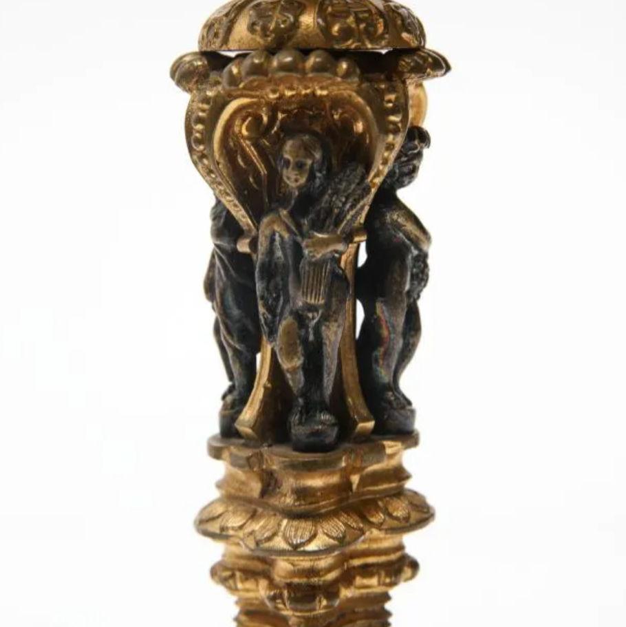 Paire de bougeoirs de style Louis XIV en bronze doré en vente 1